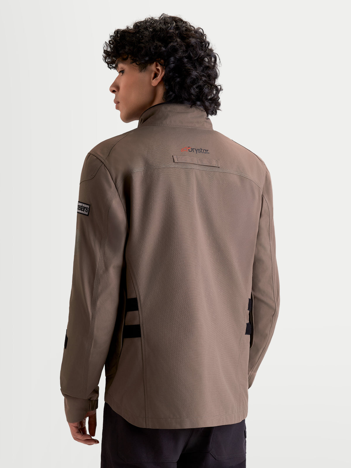 Alpinestars Altan Drystar jas, heren urban contemporary waterdichte motorjas in bruin en zwart, achteraanzicht op een model met field-jacket silhouet en Drystar-branding
