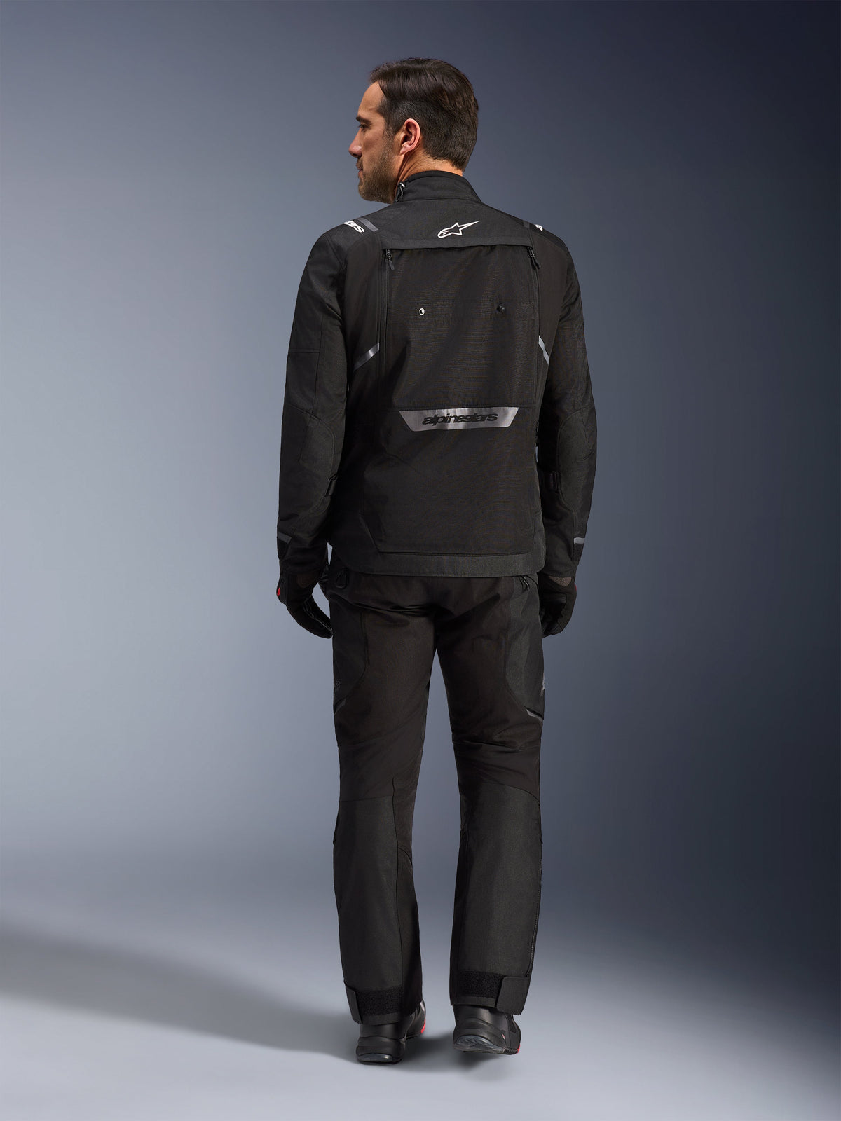 Alpinestars Cusco Drystar® jas, zwarte heren adventure touring motorjas, textiel met reflecterende details, achteraanzicht.