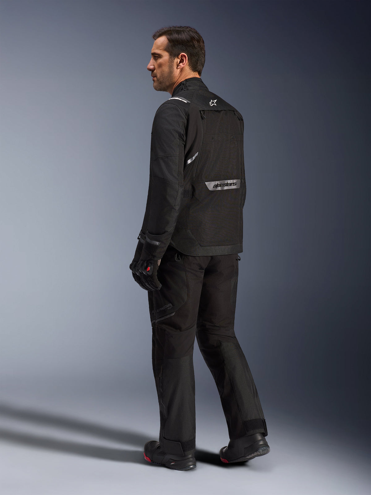 Alpinestars Cusco Drystar® Jas, zwarte textiel adventure touring motorjas met reflecterende branding op de rug.