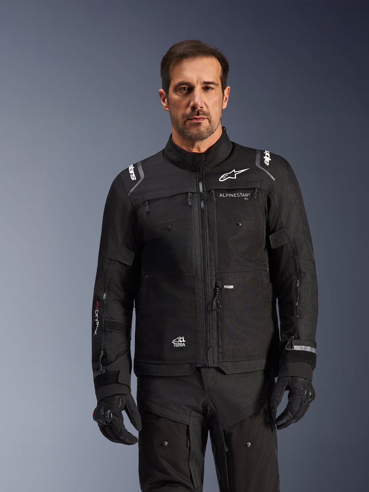 Alpinestars Cusco Drystar® jas, zwarte waterdichte herenmotorjas voor adventure touring, textiel, gedragen door model.