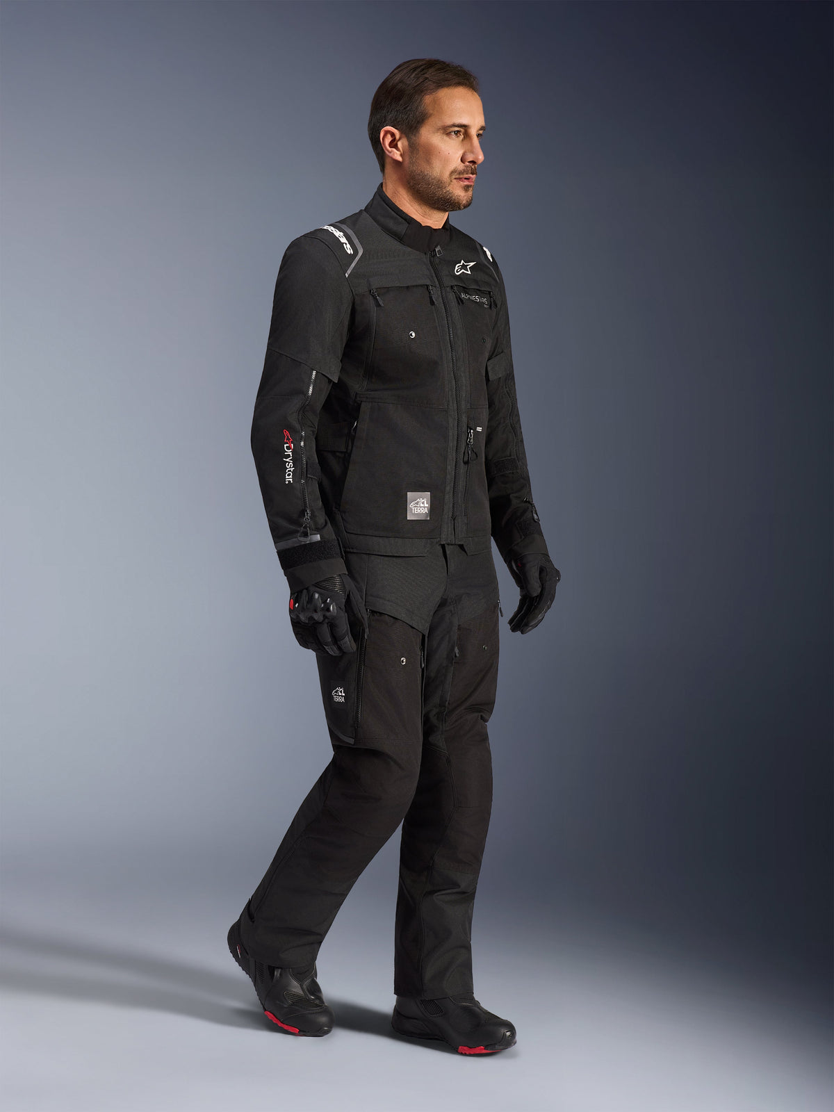 Alpinestars Cusco Drystar jas, adventure touring motorjas voor heren, zwart, waterdicht textiel, Tech-Air® Ready, CE-gecertificeerd, model draagt complete uitrusting.