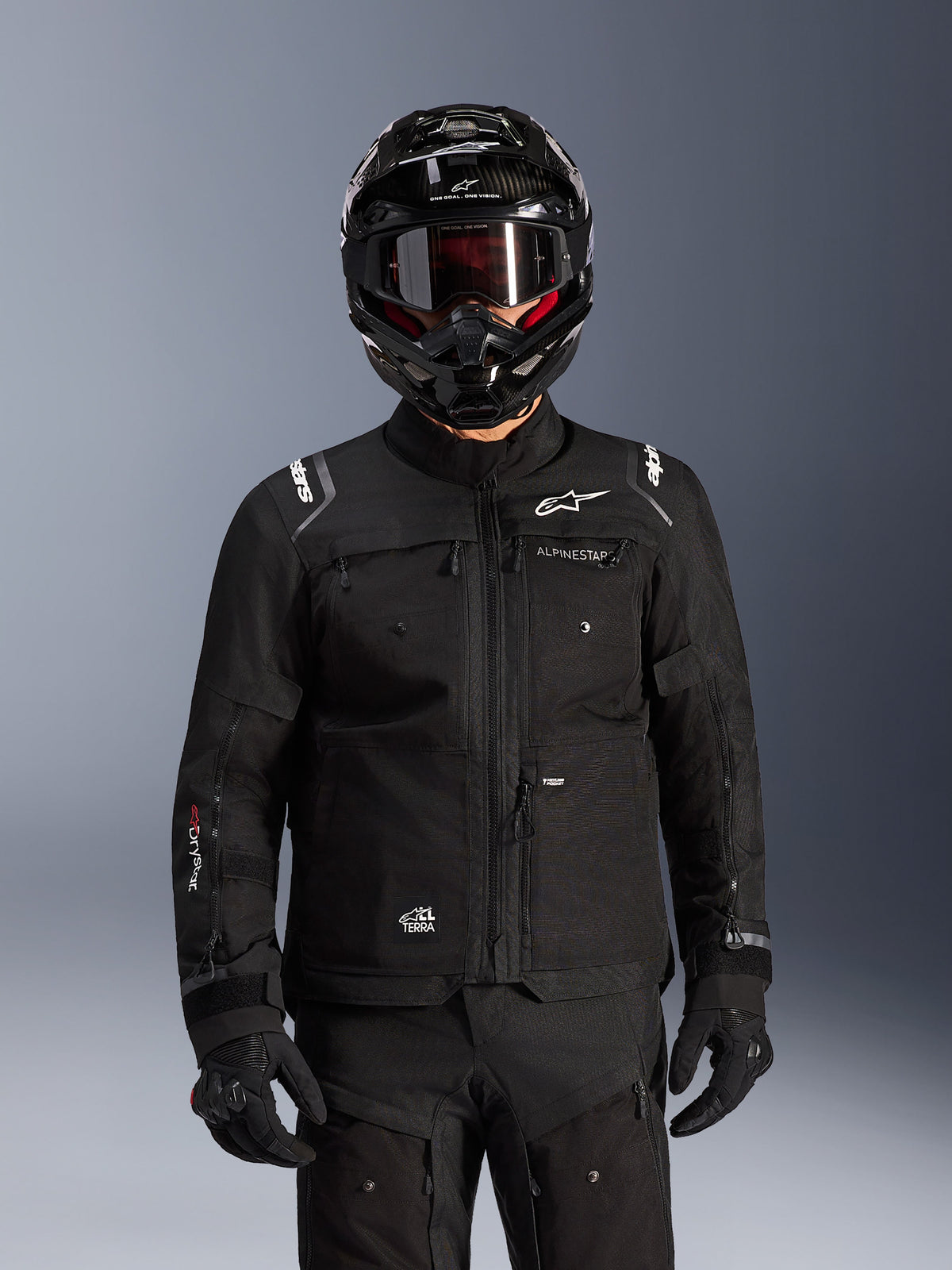 Alpinestars Cusco Drystar® Jas, heren adventure touring motorjas, zwart, textiel, waterdicht en Tech-Air® ready, gedragen met helm en veiligheidsbril.