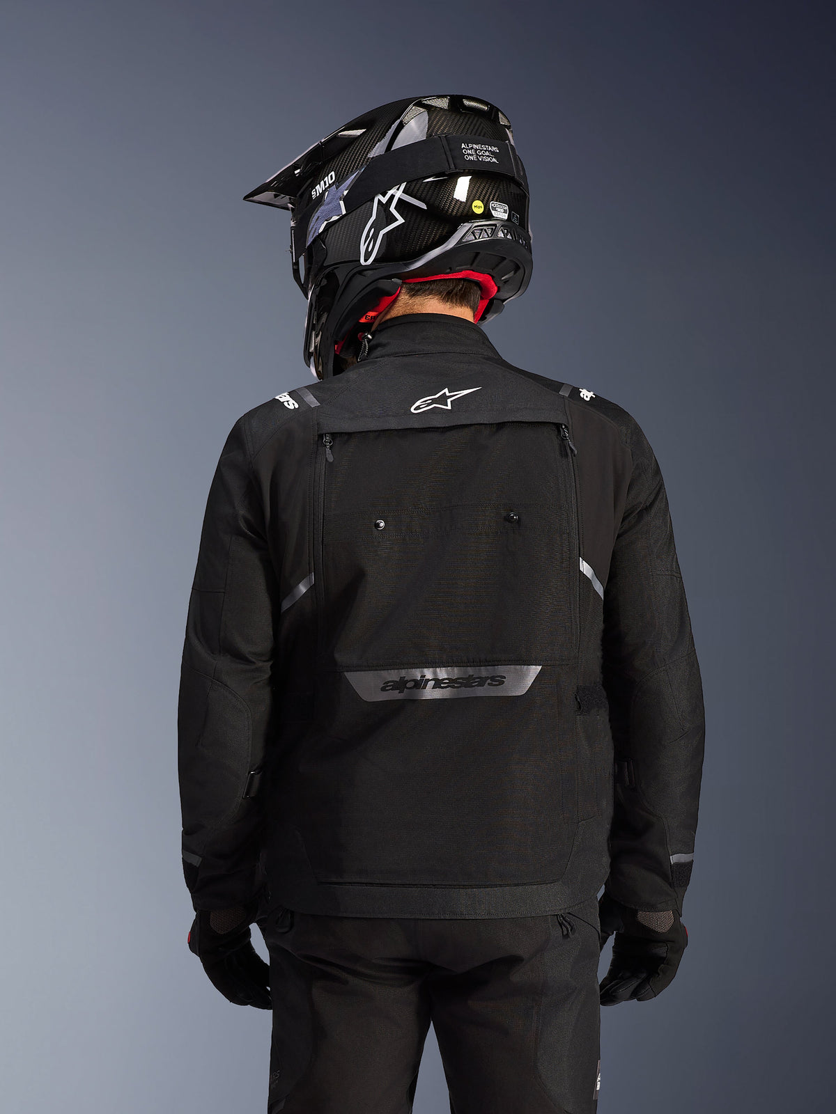 Alpinestars Cusco Drystar® jas, zwarte textiel adventure touring herenmotorjas, achteraanzicht met reflecterende branding.