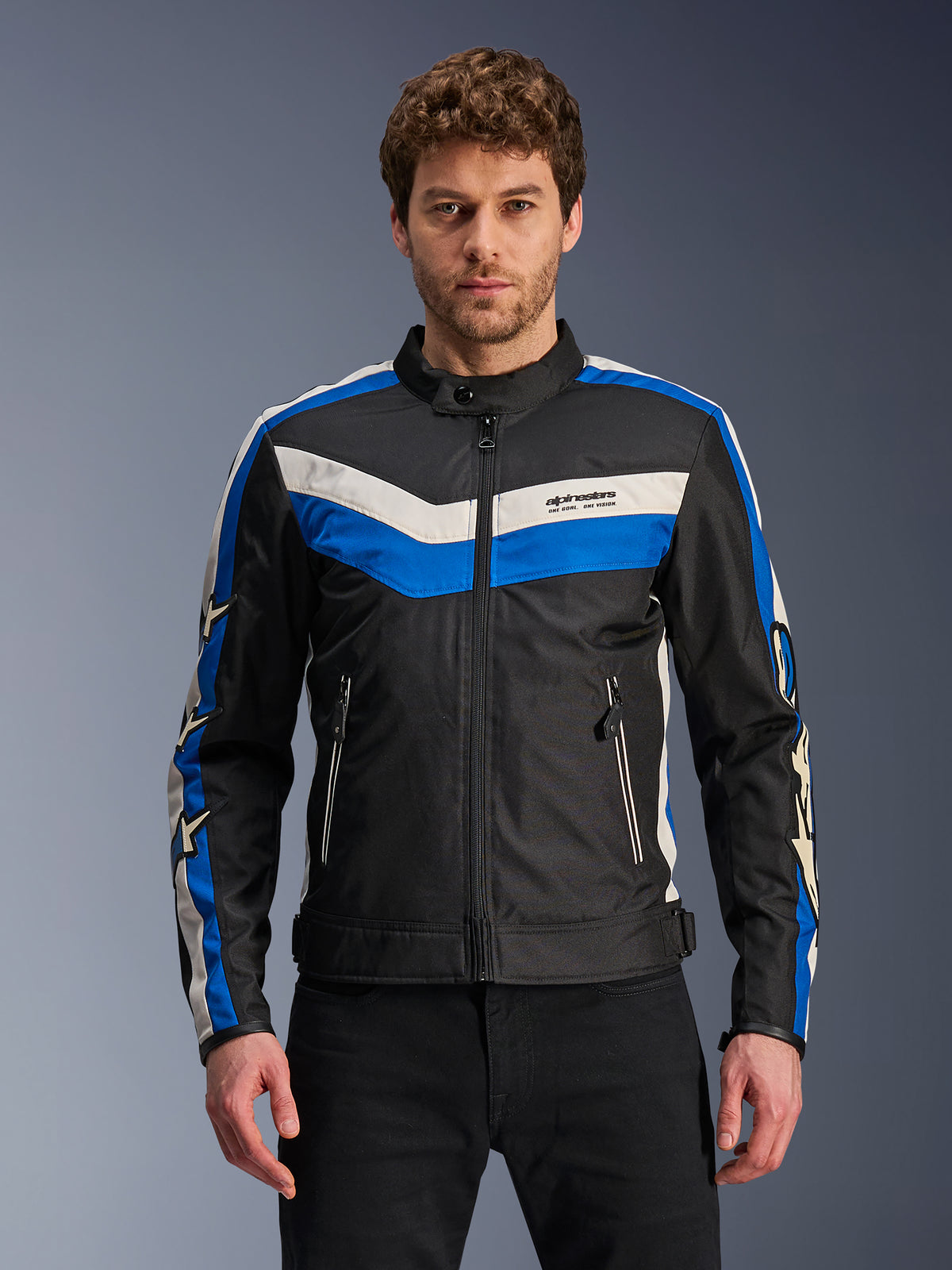Alpinestars T-Dyno WR Jas, textiele motorjas voor heren, zwart met blauwe en ecru witte strepen, chevron-ontwerp op de borst en sterlogo's op de mouwen, ritssluiting en zakken met rits, op erfgoed geïnspireerde urban gear