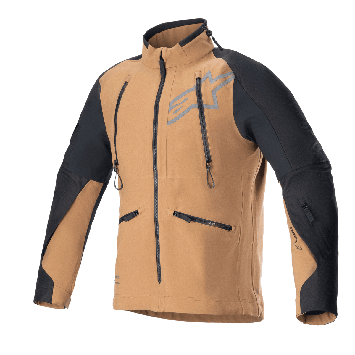 Alpinestars Hyde XT Drystar XF Jacket, adventure touring motorjas, zandkleurig en zwart, met verticale ventilatieritsen op de borst en zijzakken, zwarte ripstop-panelen op de schouders en armen, hoge kraag, waterdichte textielconstructie voor off-road rijden