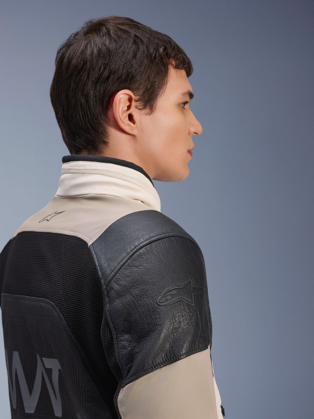 Alpinestars AMT-10LAB Drystar® XF Jas, adventure motorjas, White Sand en zwart, zijprofiel met zwarte leren schouder met logo in reliëf, MATYRX® mesh achterpaneel met AMT-branding, modulair beschermend ontwerp voor alle weersomstandigheden.