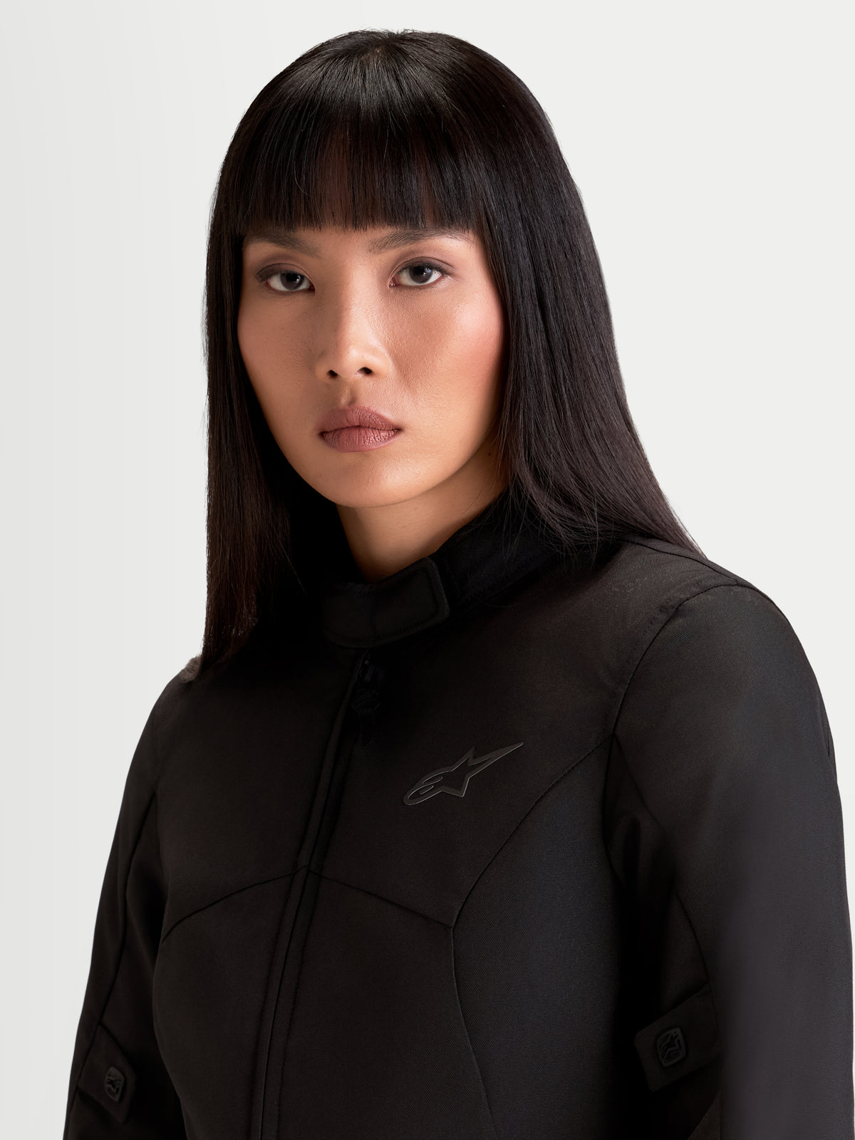 Alpinestars Stella C-1 Waterproof jas, urban motorjas voor dames, zwart, portretweergave van dichtbij met de zachte binnenkraag en textielconstructie gedragen door een model