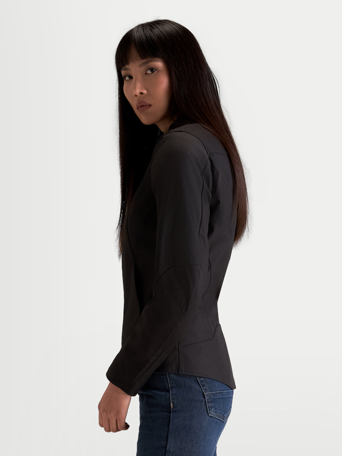 Alpinestars Stella C-1 Waterproof jas, zwarte dames motorjas voor stedelijk gebruik, zijaanzicht van een model met ergonomische mouwen en polyfabric constructie