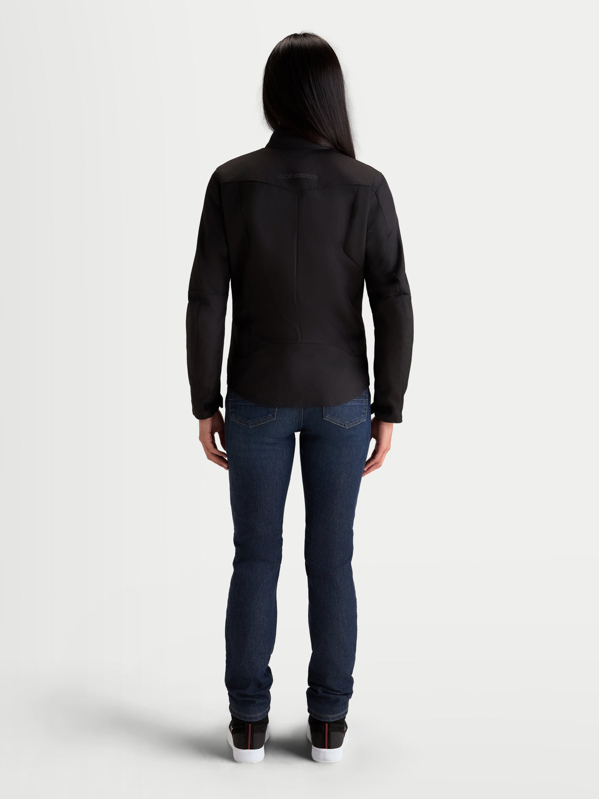 Alpinestars Stella C-1 Waterproof Jas, waterdichte urban motorjas voor dames, zwart, achteraanzicht met ergonomische 3D-rugconstructie en waterdichte 450D polyfabric schaal gedragen door een model