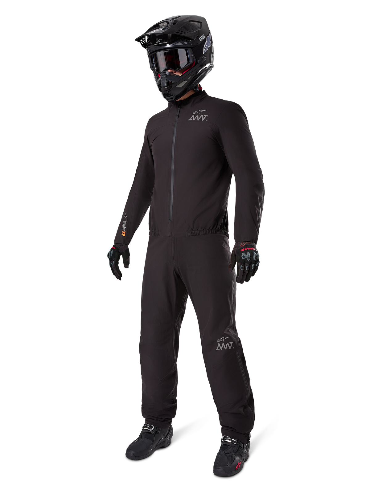 Alpinestars AMT-8 Stretch Drystar XF Liner, volledig zwart adventure touring pak, water- en winddichte jas en broek, gecombineerd met een zwarte adventure helm, motorbril, handschoenen en motorlaarzen, voorzien van AMT-logo's en Drystar XF-branding op de mouwen en pijpen.