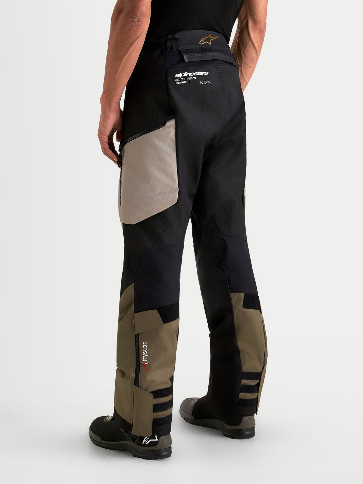 Alpinestars Harok V 2 Drystar broek, adventure motorbroek voor heren, aluminium, walnootkleurig en zwart, achteraanzicht met duurzame ripstop-constructie en Drystar-branding
