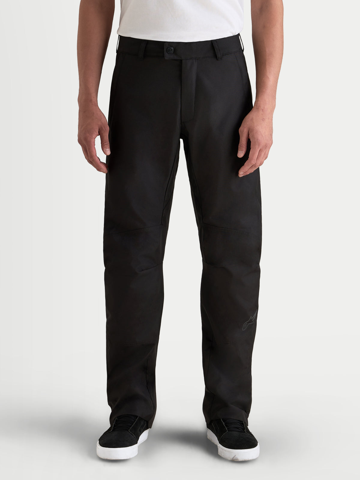 Alpinestars C-1 Waterproof broek, urban motorbroek voor heren, zwart, vooraanzicht op model met wit T-shirt, met duurzame polyfiber constructie en rechte pasvorm