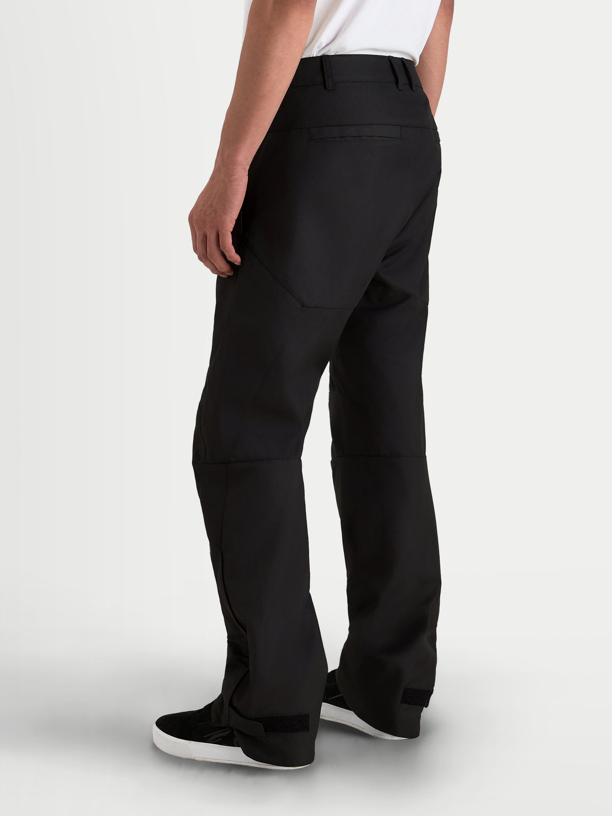 Alpinestars C 1 Waterproof broek, urban contemporary motorbroek voor heren in zwart, achteraanzicht in driekwart hoek met duurzame 450D polyfabric constructie en rechte pasvorm op een model