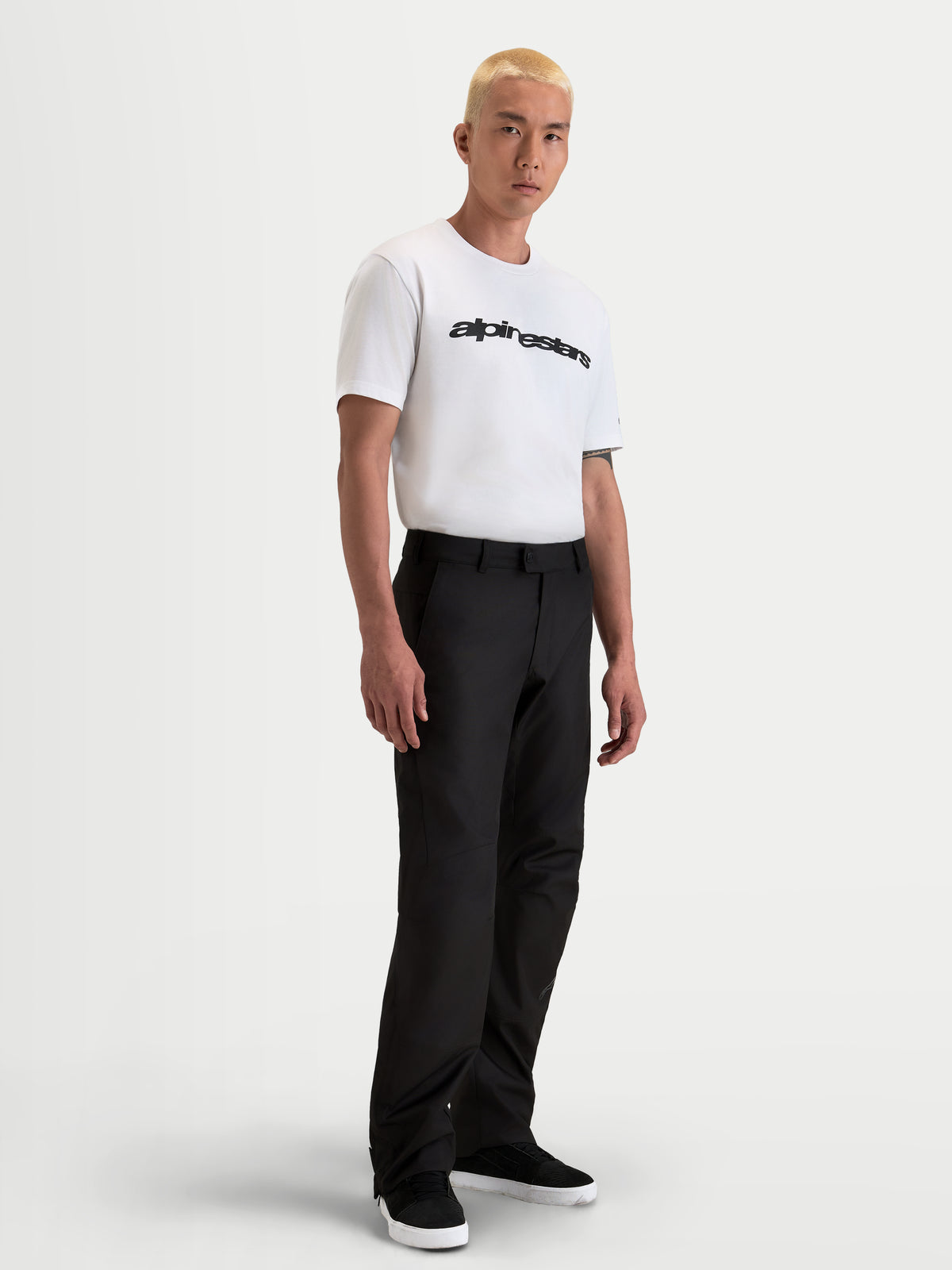Alpinestars C-1 Waterproof broek, waterdichte motorbroek voor heren in zwart, rechte pasvorm wintertouring-kleding gedragen door een model