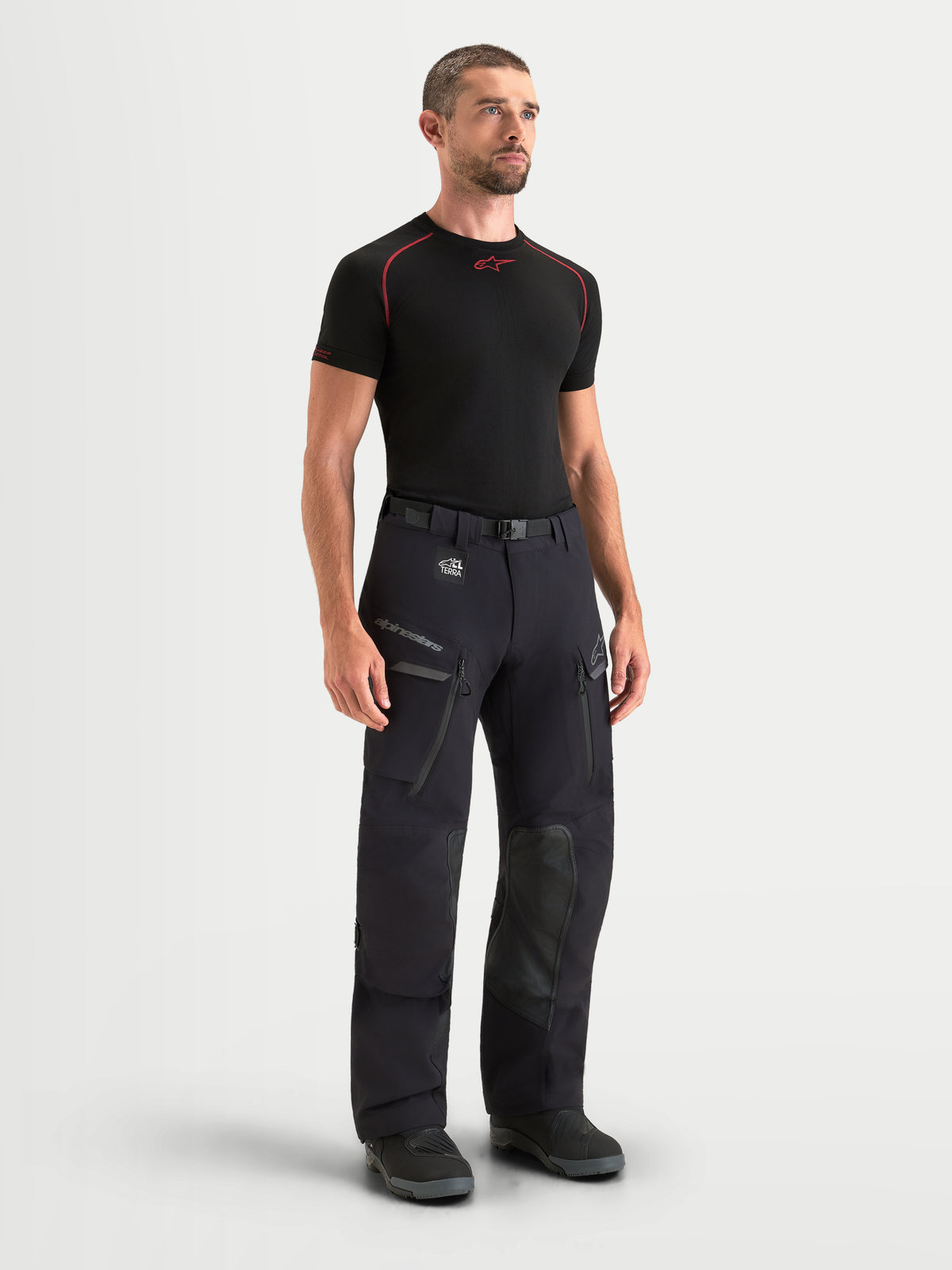Alpinestars Maxdura Drystar XF Laminated broek, avontuurlijke motorbroek voor heren in zwart en donkergrijs, met waterdichte 3-laags gelamineerde constructie, cargozakken en CE-gecertificeerde bescherming gedragen door een model