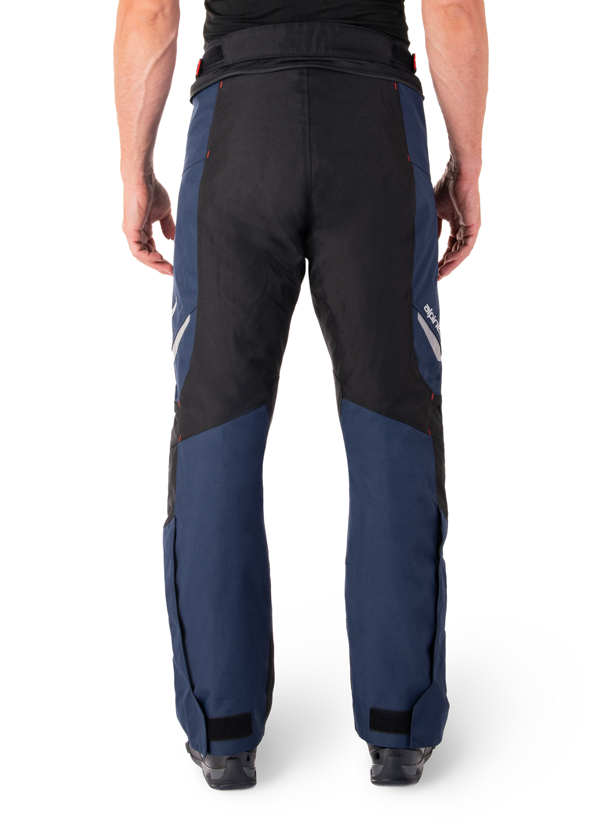 Alpinestars St-1 Waterproof broek, motor touringbroek, donkerblauw en zwart met felrode accenten, achteraanzicht, gestroomlijnd touringontwerp met duurzame textielconstructie, reflecterende logo's en verstelbare enkelsluitingen.