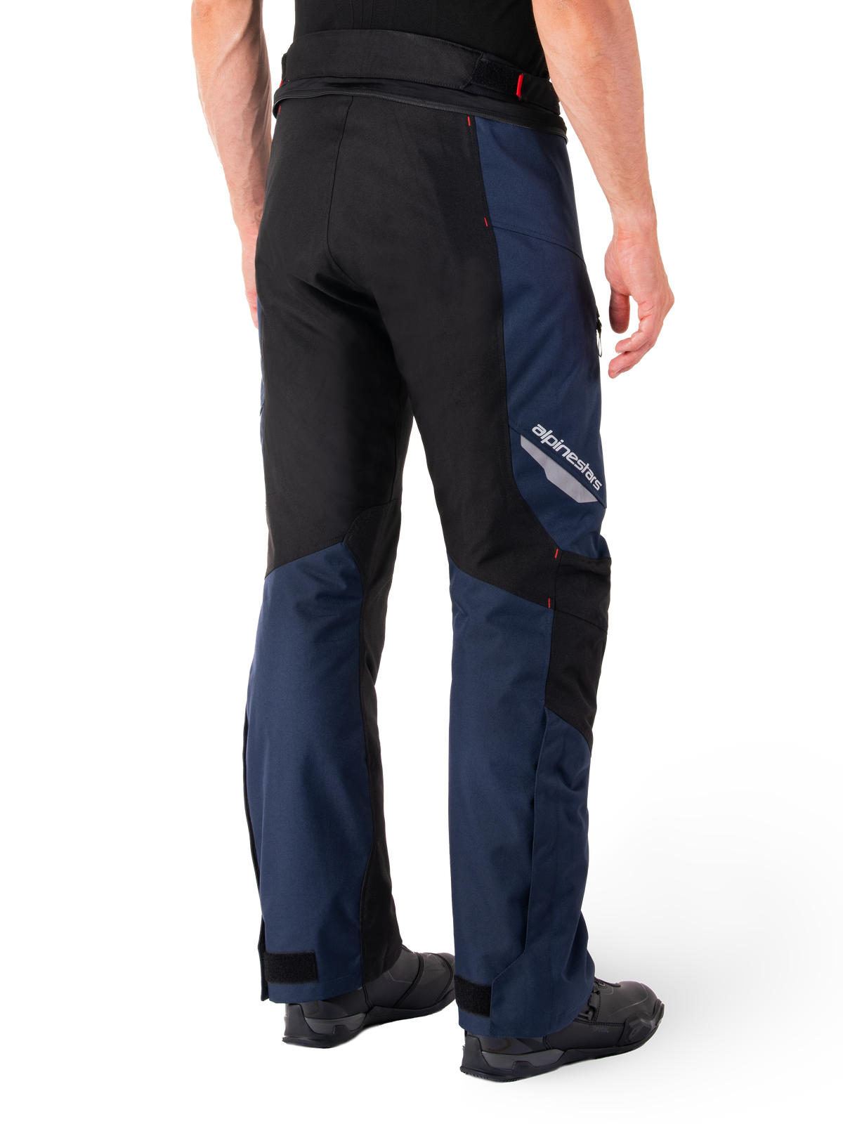 Alpinestars St-1 Waterproof Broek, donkerblauw, zwart en felrood, achteraanzicht met zwarte contrastpanelen, reflecterend Alpinestars-logo op de dij, ergonomische pasvorm voor adventure touring