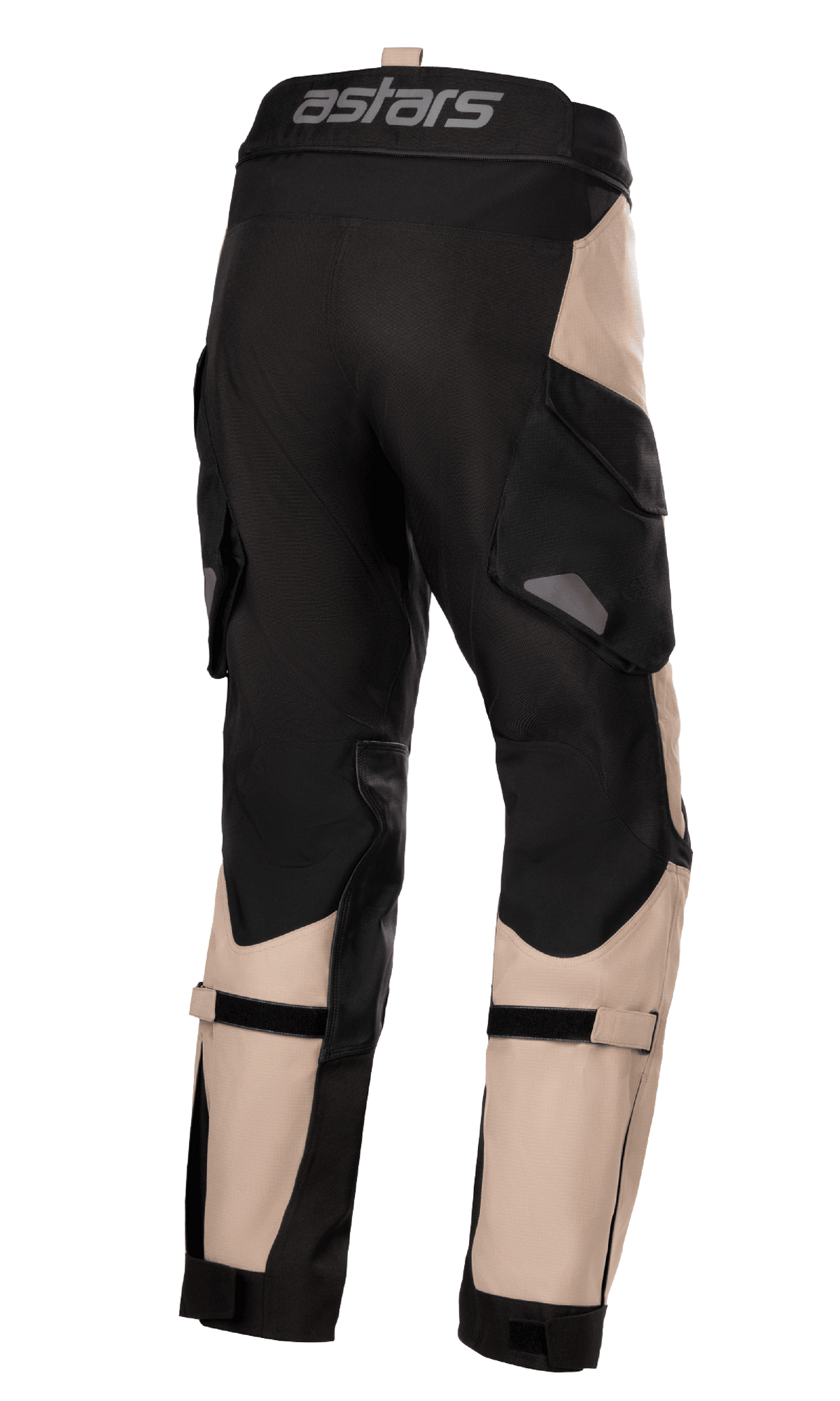 Alpinestars Halo Drystar® broek, adventure toerbroek, donker kaki en zwart, achteraanzicht met 'astars'-branding op de tailleband, grote cargozakken en verstelbare kuitbanden, duurzaam textielontwerp voor motorrijden in meerdere seizoenen