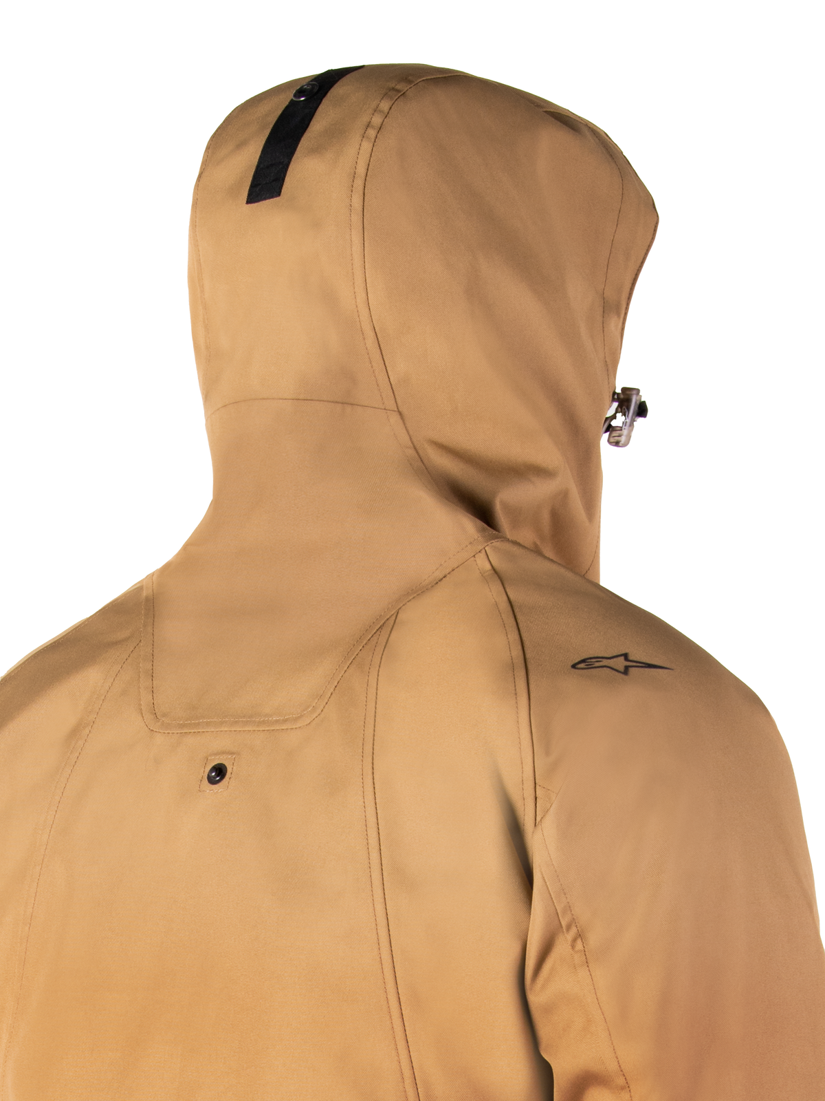 Alpinestars Morush Waterproof Parka, Utility Brown, close-up van de achterzijde en capuchon, met een klein zwart ster-logo op de schouder en een drukknop voor het vastzetten van de capuchon, waterdichte urban motorjas