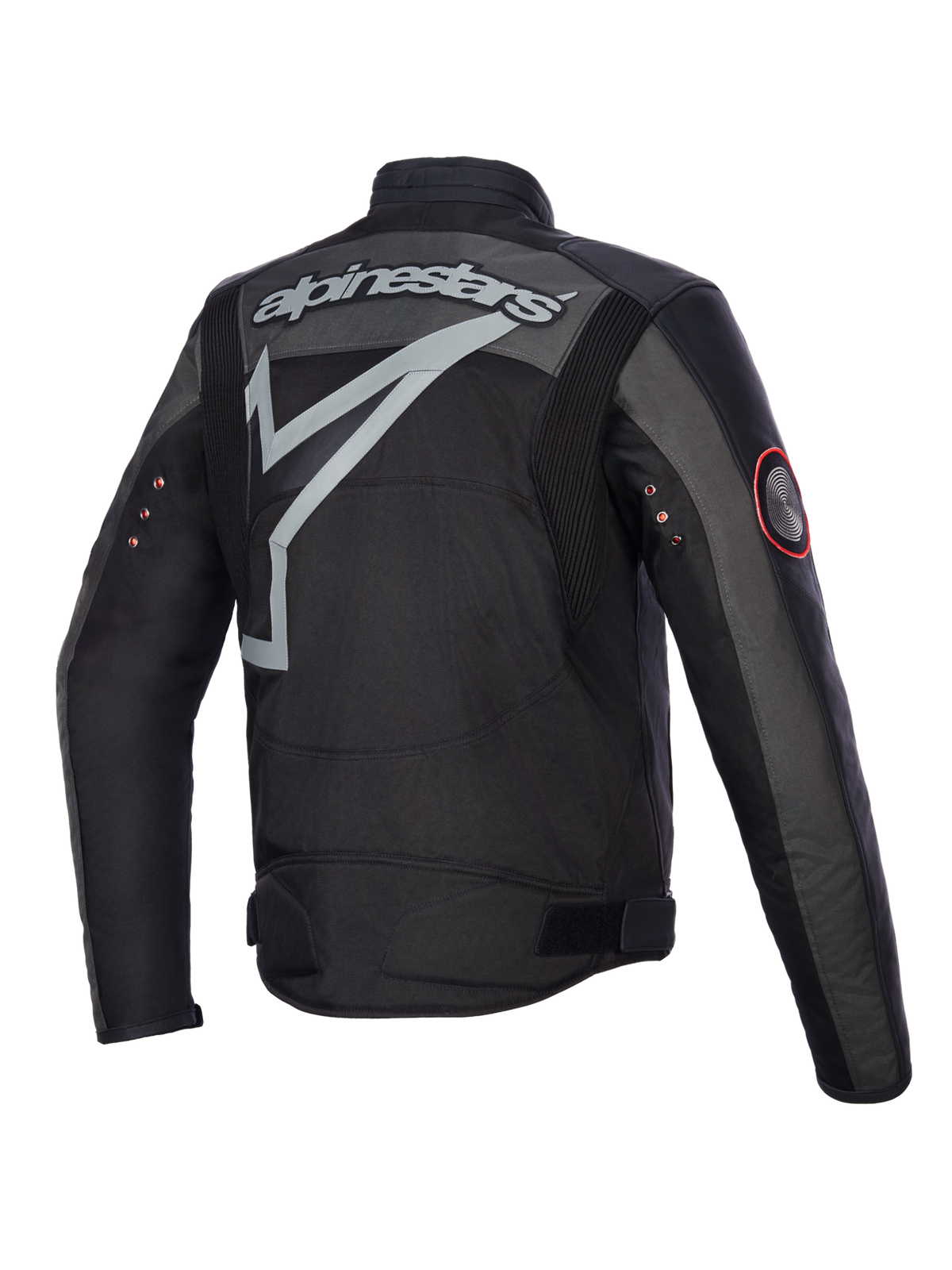 Alpinestars Axton Jacket, motorjas, Black Anthracite Red Tangerine, achteraanzicht met groot grijs rondomlopend logo en woordmerk, accordeon schouderpanelen en vintage metalen oogjes op de mouwen, constructie van textiel en leer