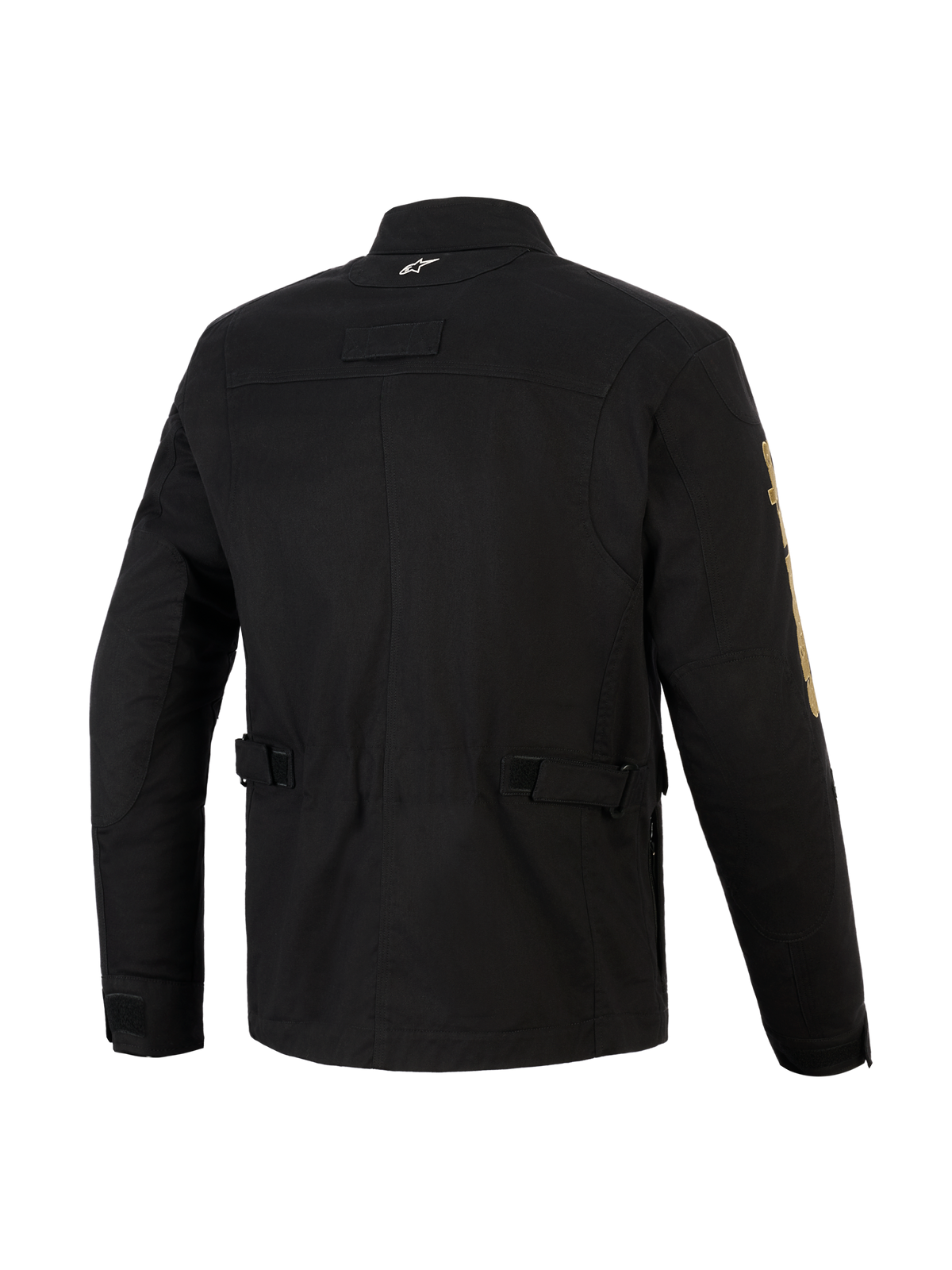 Alpinestars Dice Jacket, zwarte stedelijke motorjas, achteraanzicht met verstelbare taillebanden en geplooide schouders, vintage veldjas-esthetiek met moderne textielconstructie, voorzien van een klein wit logo op de kraag en gouden branding op de mouw.