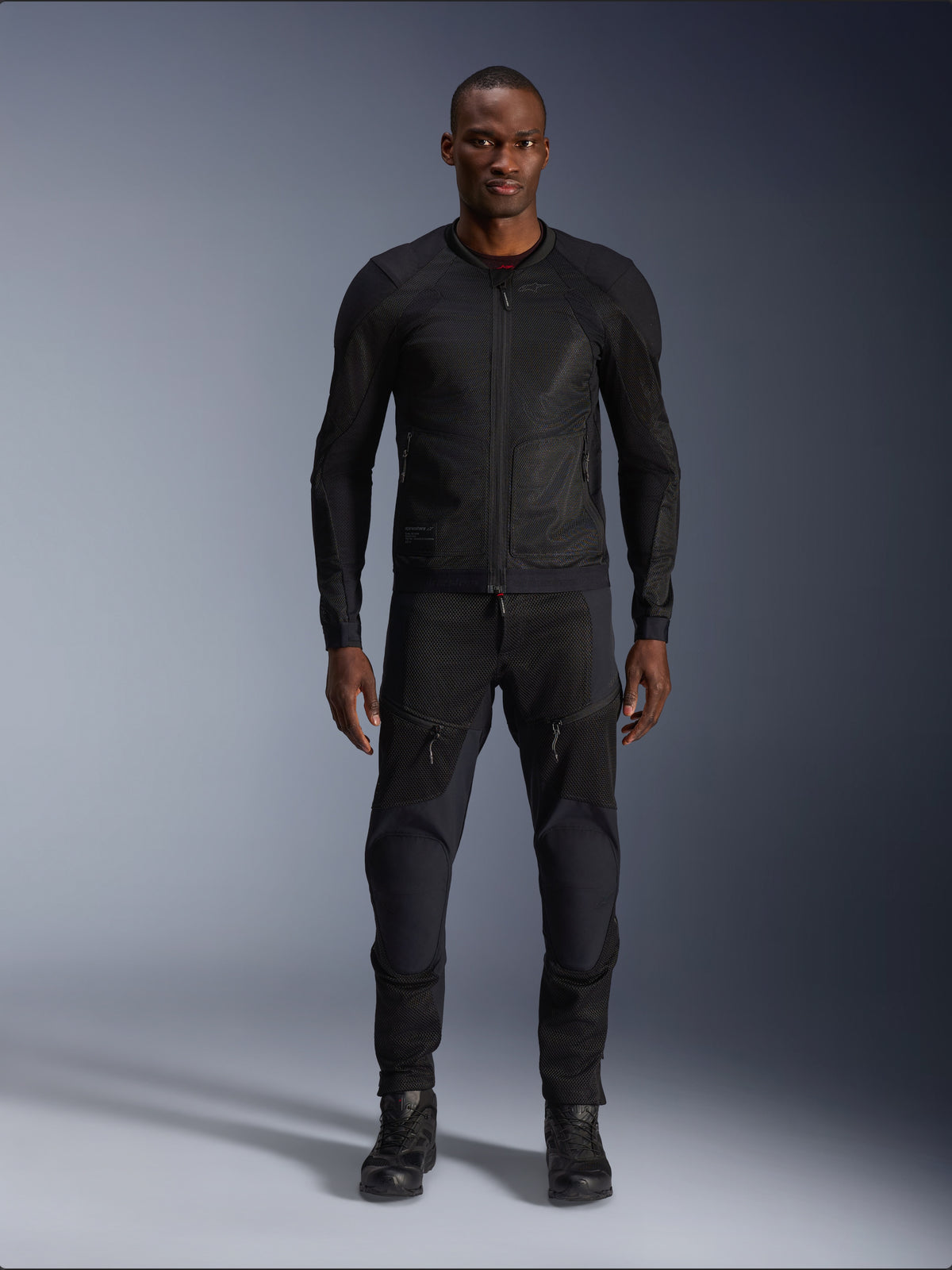 Alpinestars Troop-Air jas, urban heren-motorjas, zwart technisch 2D-mesh voor optimale luchtstroom, gedragen door model.
