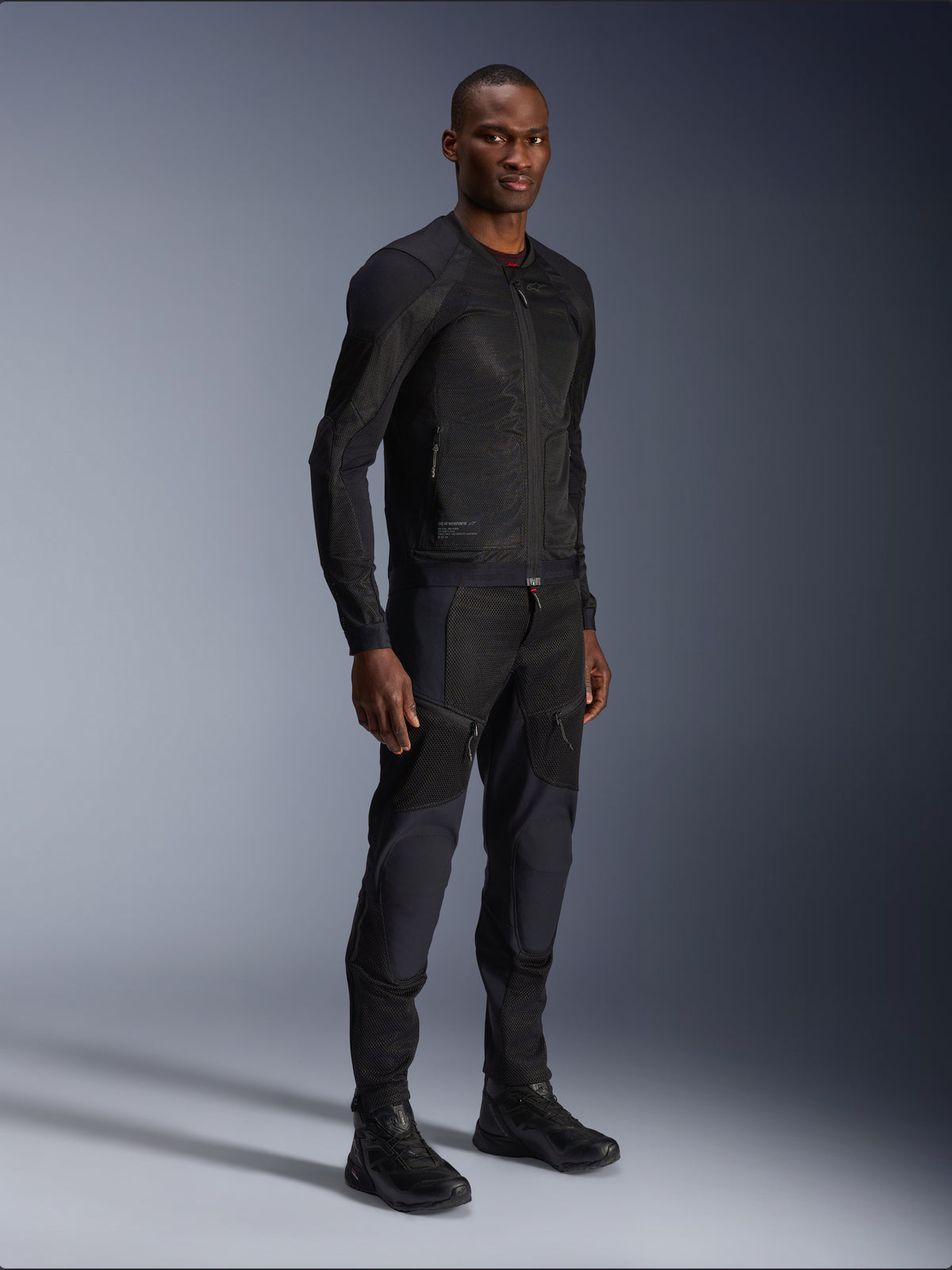 Alpinestars Troop-Air jas, zwarte mesh herenmotorjas, ademende urban rijuitrusting met CE-bescherming, gedragen door model.
