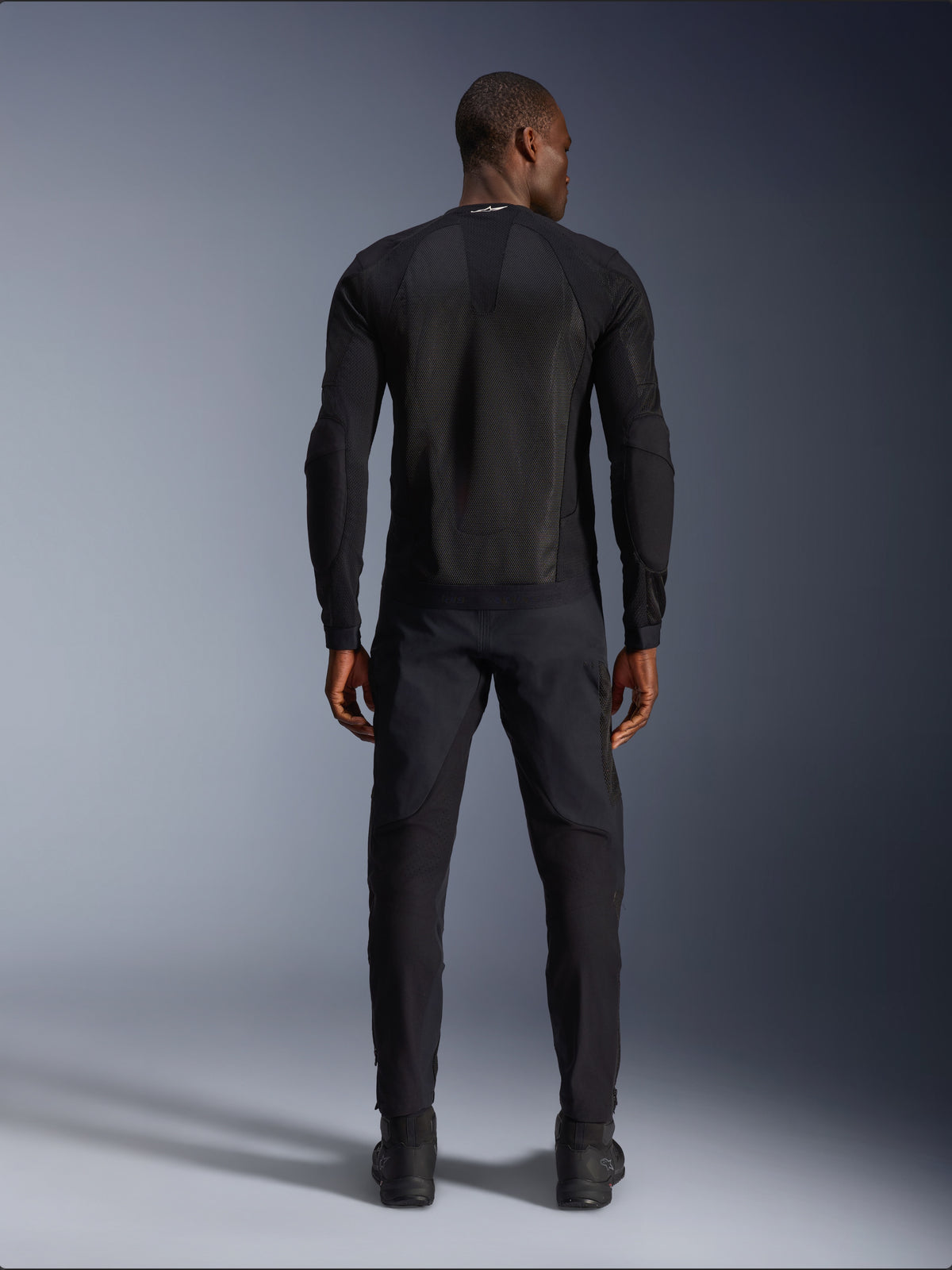 Alpinestars Troop-Air jas, technische herenmotorjas, zwart, achteraanzicht met geventileerde mesh constructie en lichtgewicht textiel, CE-gecertificeerd.
