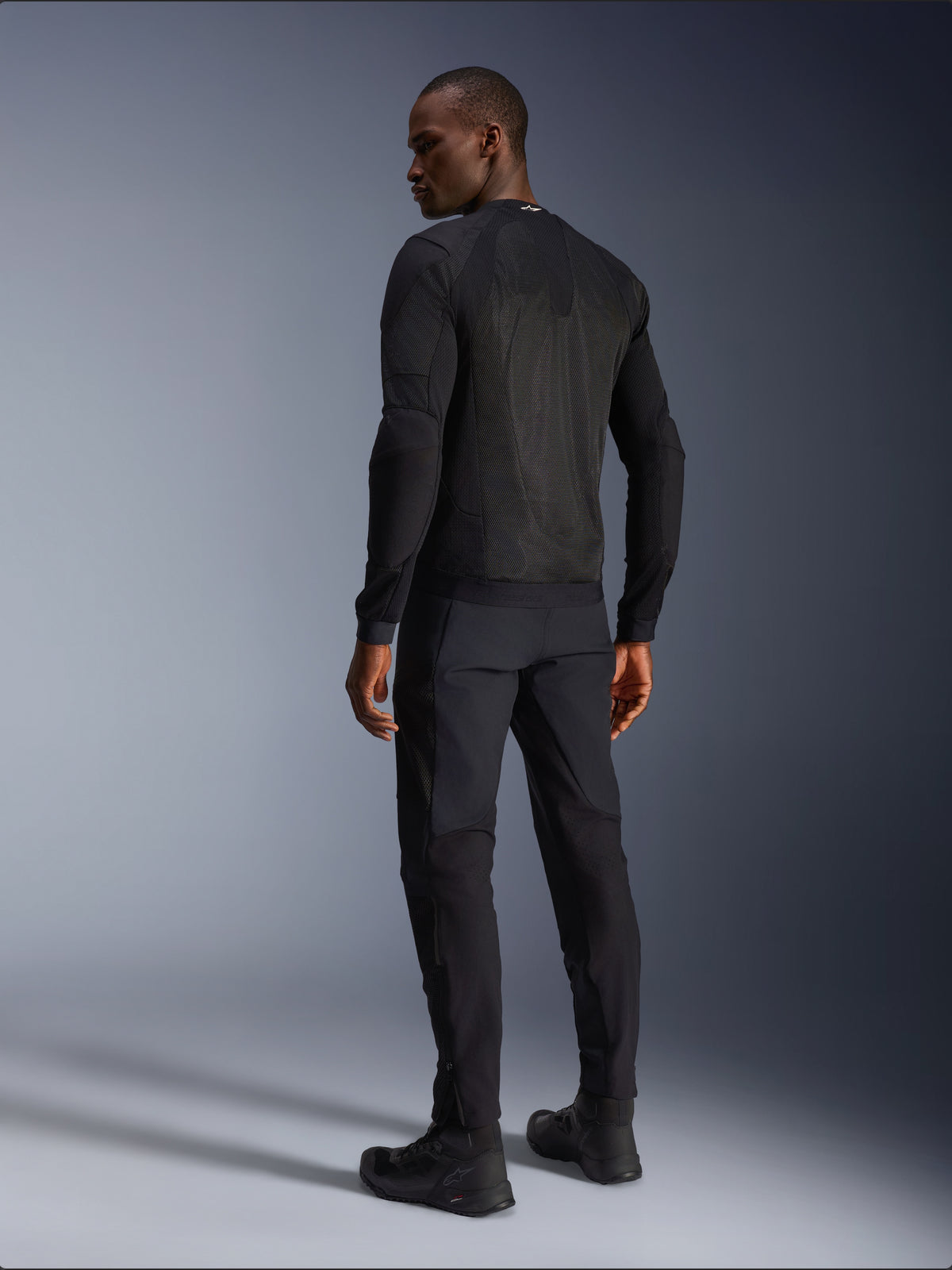Alpinestars Troop-Air Jas, urban mesh herenmotorjas, zwart, achteraanzicht op model met grote ventilatiepanelen.