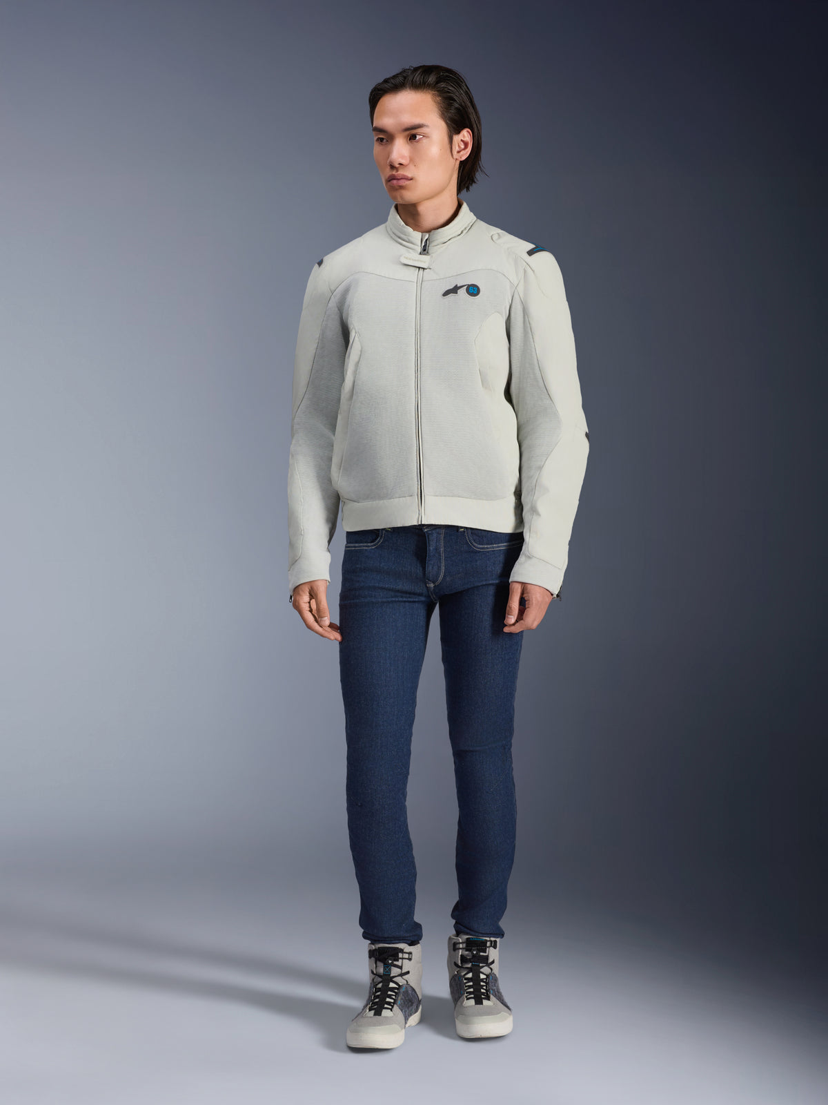 Alpinestars Circal-1 Air Jacket, Metal Gray, urban motorjas met mesh ventilatiepanelen, gedragen door een model met blauwe jeans en grijze motorsneakers, minimalistisch ontwerp voor duurzaam rijden in de stad.