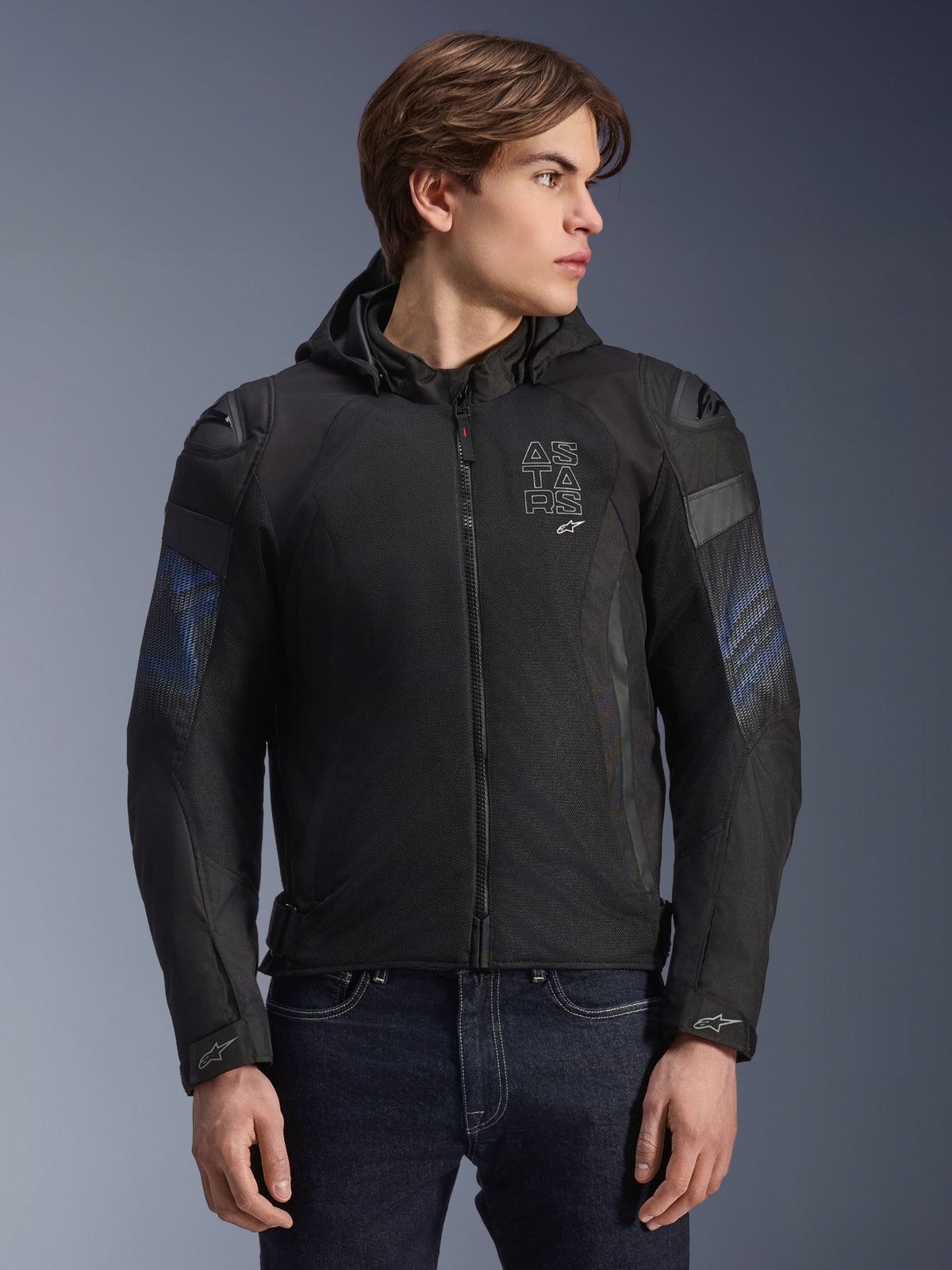 Alpinestars Zaca Air Venom WP jas, zwart en elektrisch blauw, textiel motorjas met afneembare capuchon en 3D mesh-panelen voor ventilatie, voorzien van DFS Lite schouderschuivers en ASTARS-branding op de borst, gedragen door een mannelijk model, sportieve stedelijke motorkleding