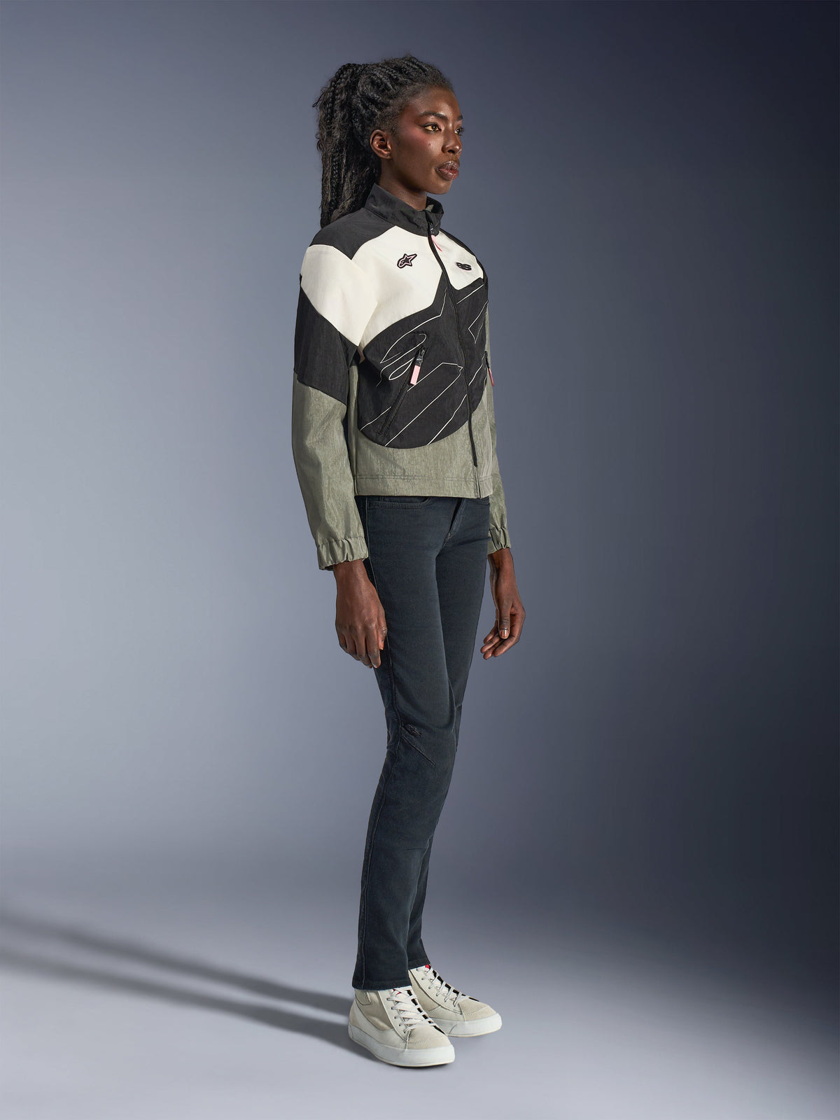 Alpinestars Stella Moshell jas, winddichte urban damesmotorjas in grijs en zwart van gerecycled polyamide op een model.