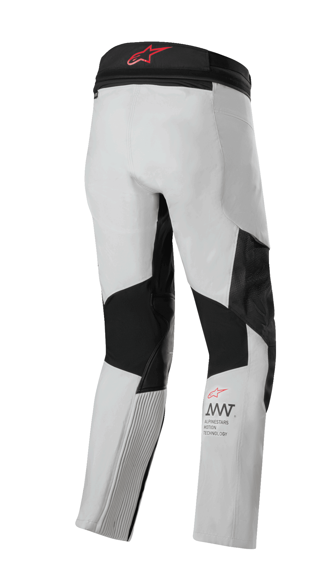 Alpinestars AMT 7 Air broek, motorbroek, Tan en Dark Shadow, achteraanzicht met zwarte stretchpanelen en ventilatie-inzetstukken, rood logo op de tailleband en AMT-branding op het onderbeen, technische adventure touring-uitrusting