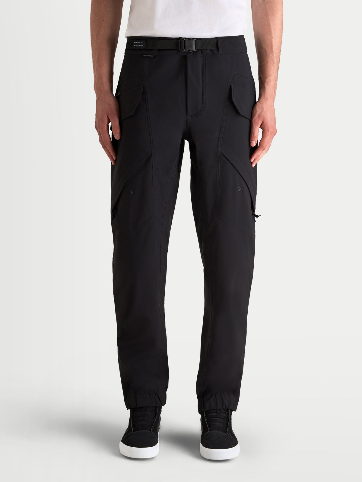 Alpinestars Juggernaut V 2 Drystar broek, urban motorbroek voor heren in zwart, vooraanzicht op model met cargozakken, gelamineerde textielconstructie en verstelbare riem