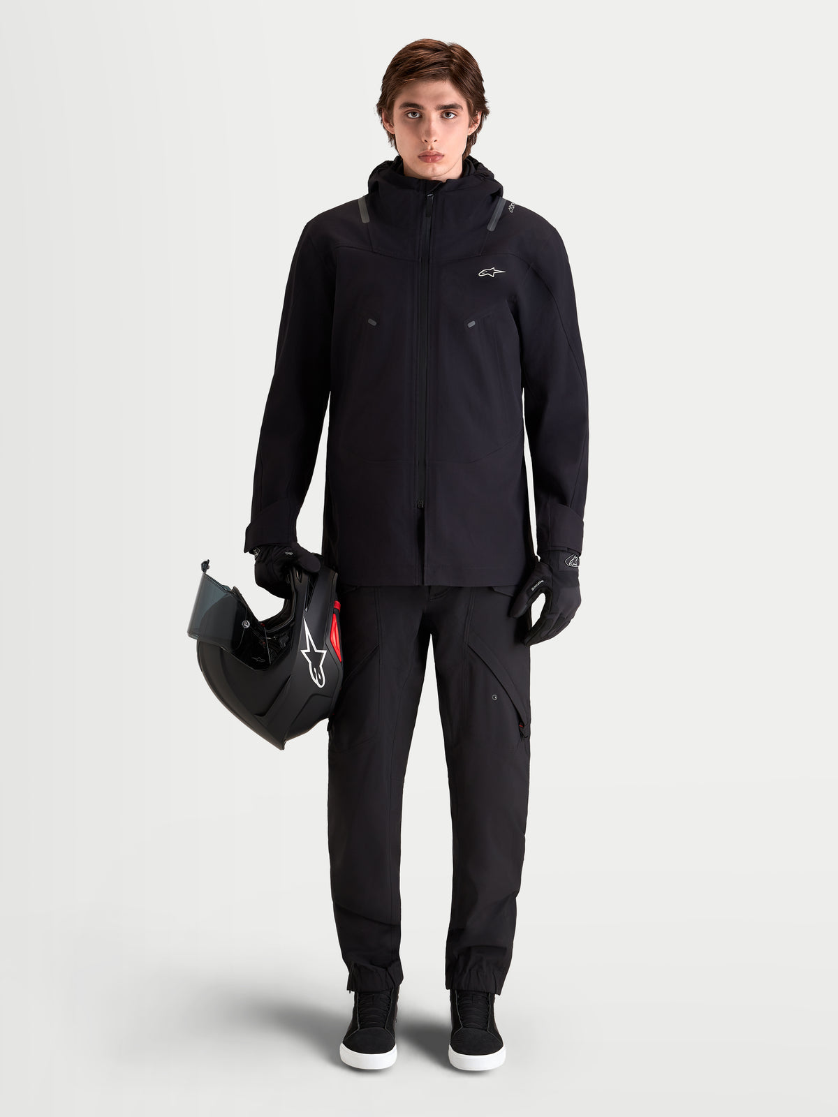 Alpinestars Juggernaut V 2 Drystar broek, urban motorbroek voor heren, zwart, waterdichte textielconstructie, volledig vooraanzicht op model met bijpassende jas en helm