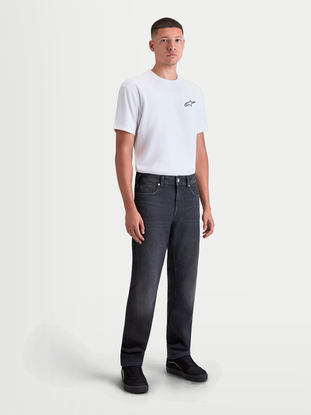 Alpinestars Flex Ast 8 denim broek, urban motorjeans voor heren in used zwart, rechte pasvorm gedragen door een model