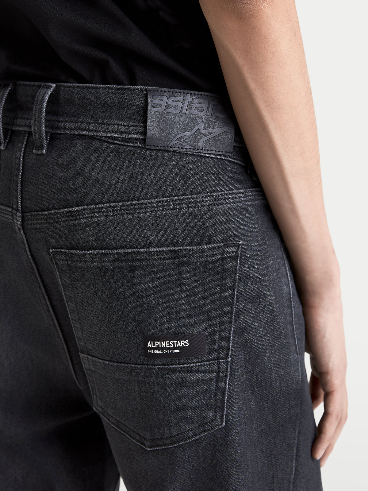 Alpinestars Flex Ast 7 Denim broek, heren motorjeans, faded zwart, detailopname van de achterzak, leren patch en Alpinestars branding