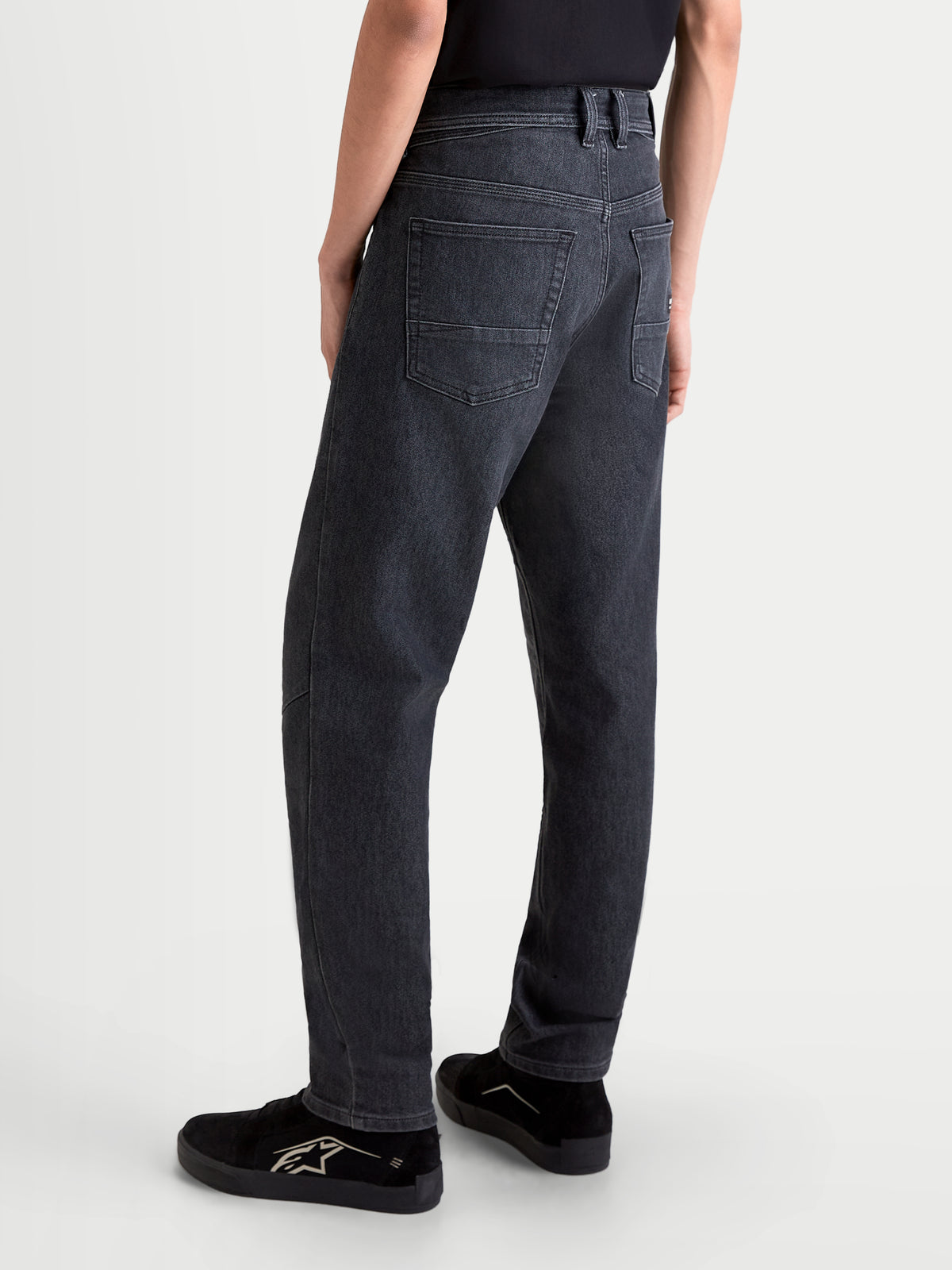 Alpinestars Flex Ast 7 Denim broek, urban motorjeans voor heren in zwart met gewassen effect, achteraanzicht met enkelvoudige technische denim constructie en vijfzakkenindeling op model