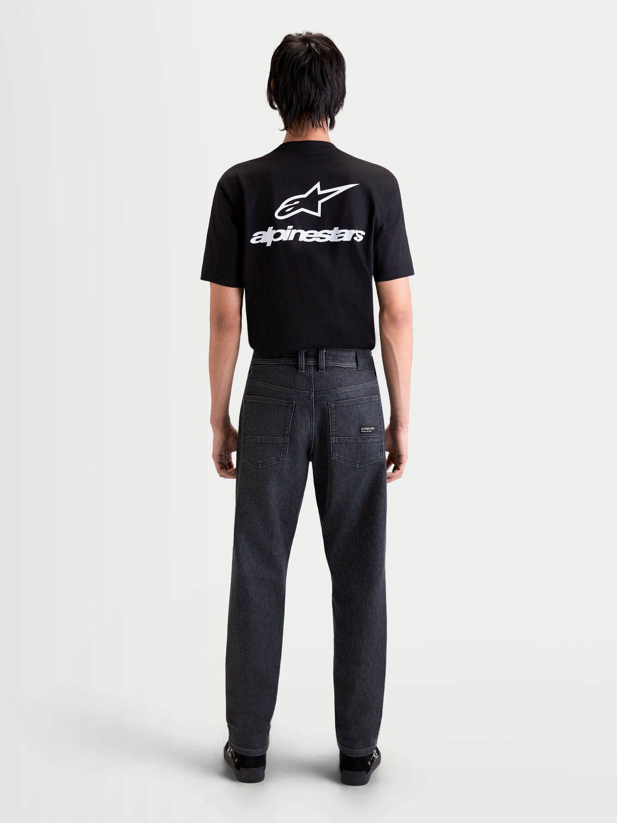 Alpinestars Flex Ast 7 Denim broek, urban motorjeans voor heren in vervaagd zwart, achteraanzicht met enkelvoudig laags technisch denim en vijfzakkenindeling op model