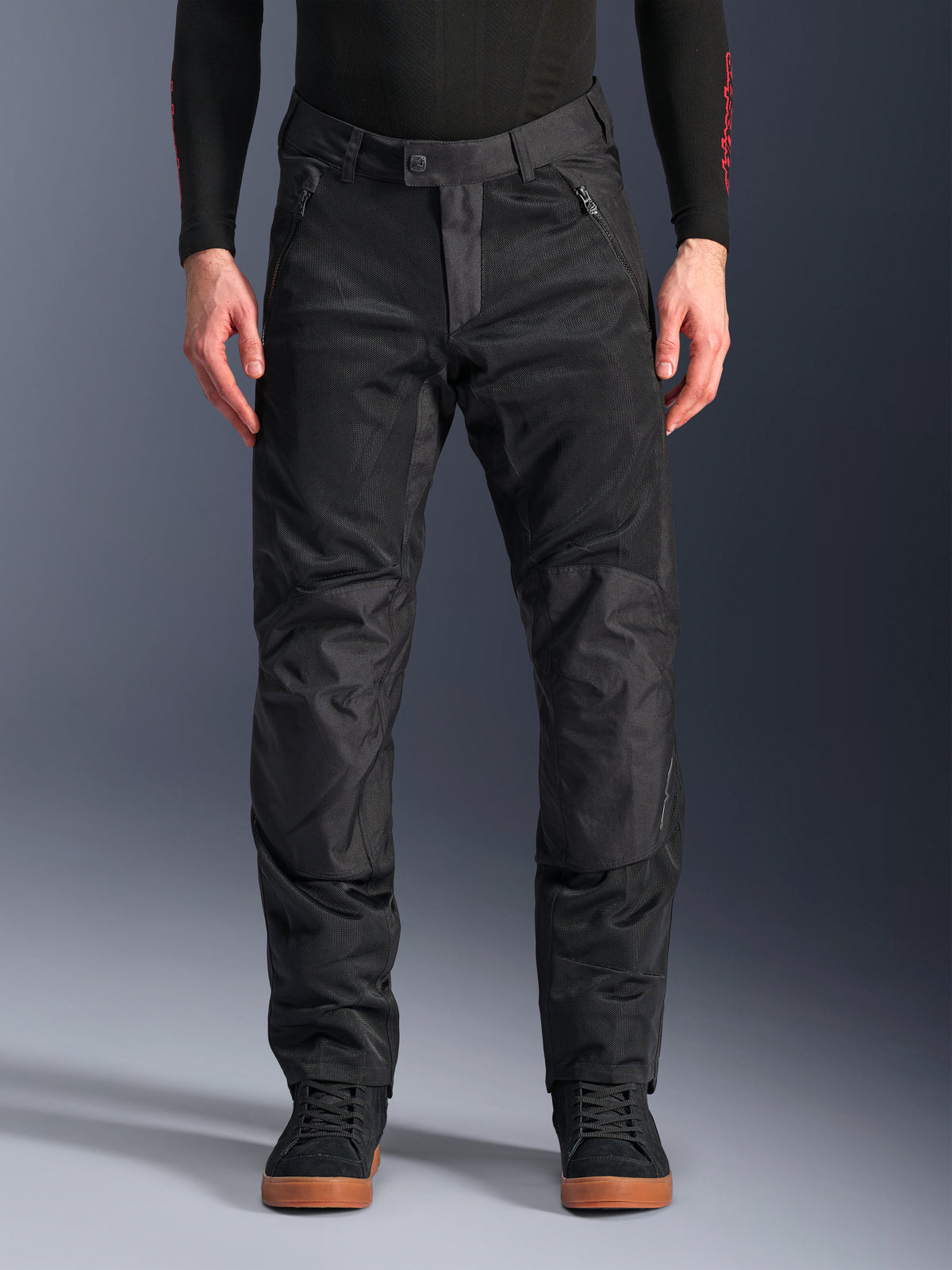 Alpinestars C-1 Air Pants, zwarte textiele motorbroek, urban motorkleding met uitgebreide mesh-panelen voor luchtstroom, verstevigde kniestukken, voorzakken met ritssluiting en een strakke pasvorm.