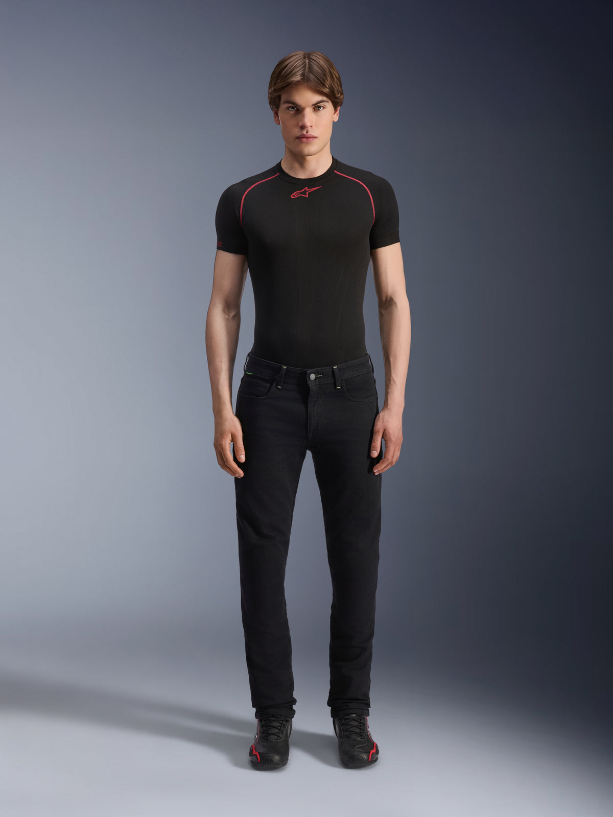 Alpinestars Copper V3 Denim broek, heren-motorjeans voor stedelijk woon-werkverkeer, zwart, standaard rechte pasvorm, gedragen door model met basislaag-shirt, CE-gecertificeerd.