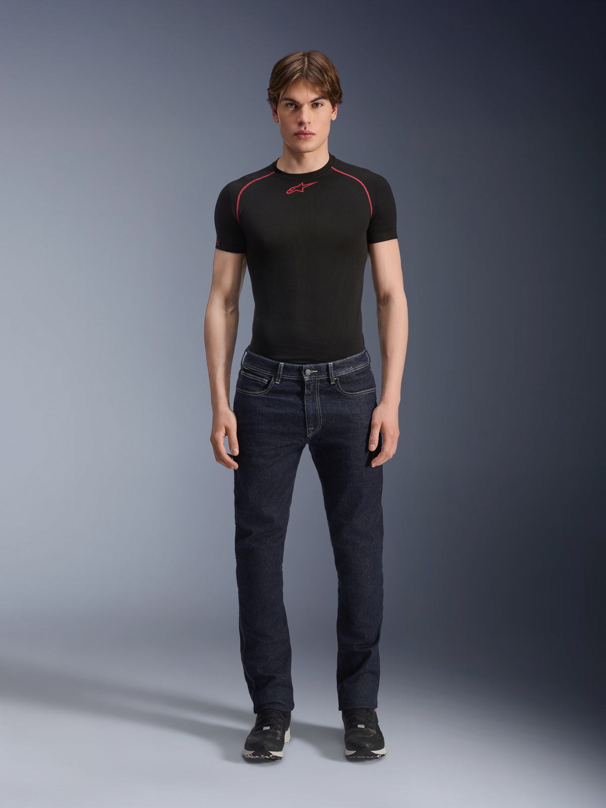 Alpinestars Copper V3 Denim broek, Rinse Blue, gedragen door een model met een zwarte basislaag en sneakers, motorjeans met rechte pijpen, urban motorkleding met een regular comfort pasvorm en klassiek five-pocket design