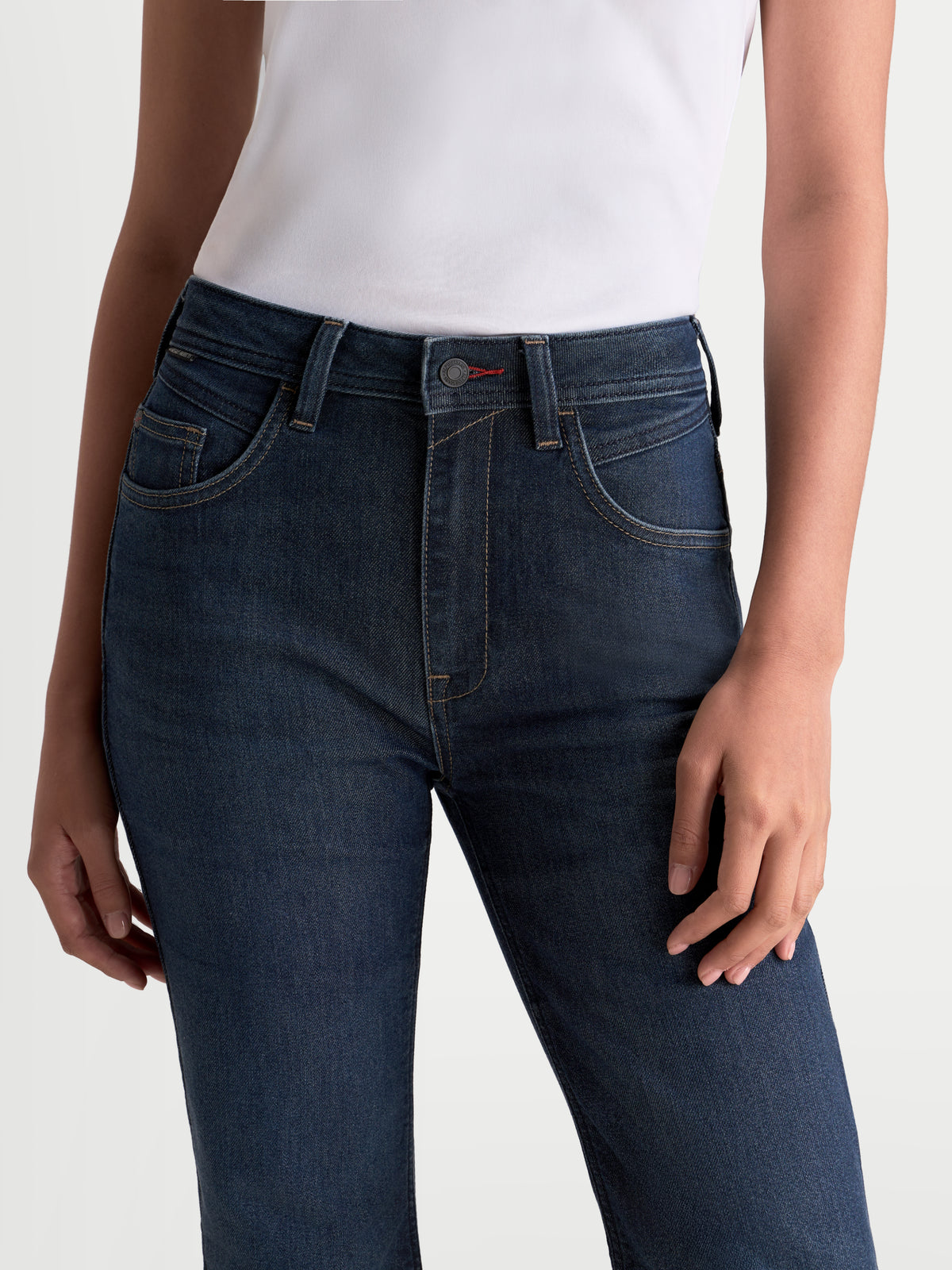 Alpinestars Stella Flex Ast 7 Denim Broek Short, dames motorjeans in donkerblauw, detailopname van de taille en vijfzakkenconstructie gedragen door een model