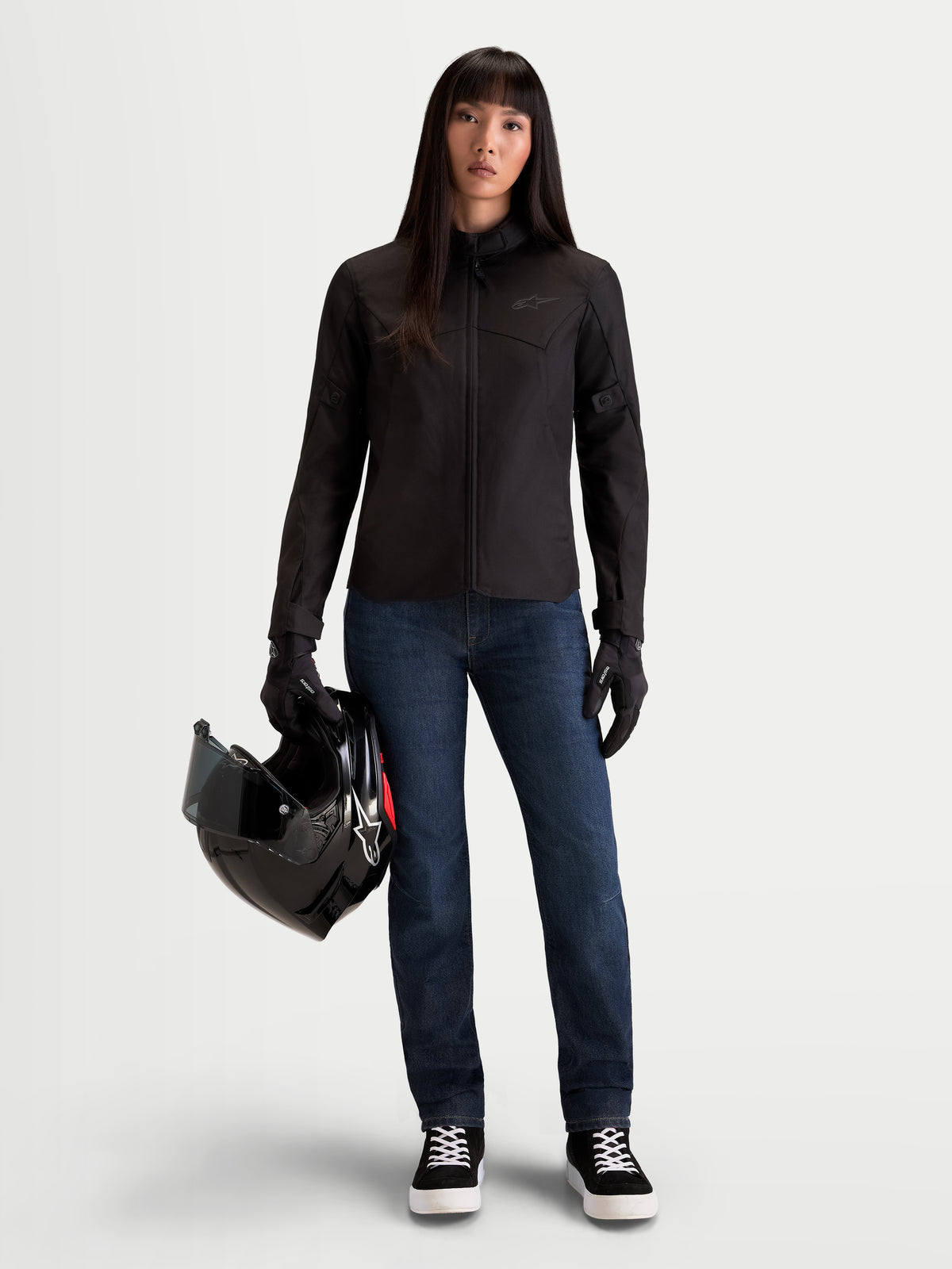 Alpinestars Stella Flex Ast 7 Denim Broek Short, dames urban motorjeans in donkerblauw, gedragen door een model met zwarte helm en bijpassende jas, AA-gecertificeerde bescherming met stretchcomfort