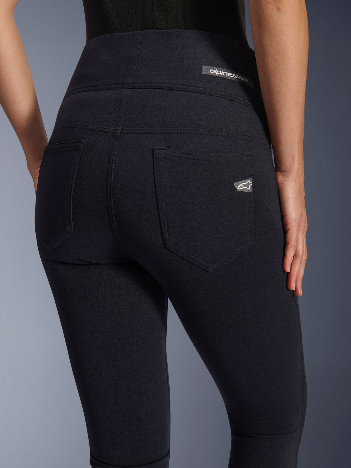 Alpinestars Stella Flex-AST leggings, motorbroek voor dames, zwart, close-up achteraanzicht met de nadruk op de hoge taille, twee functionele achterzakken en Alpinestars logolabels op de zak en de tailleband.