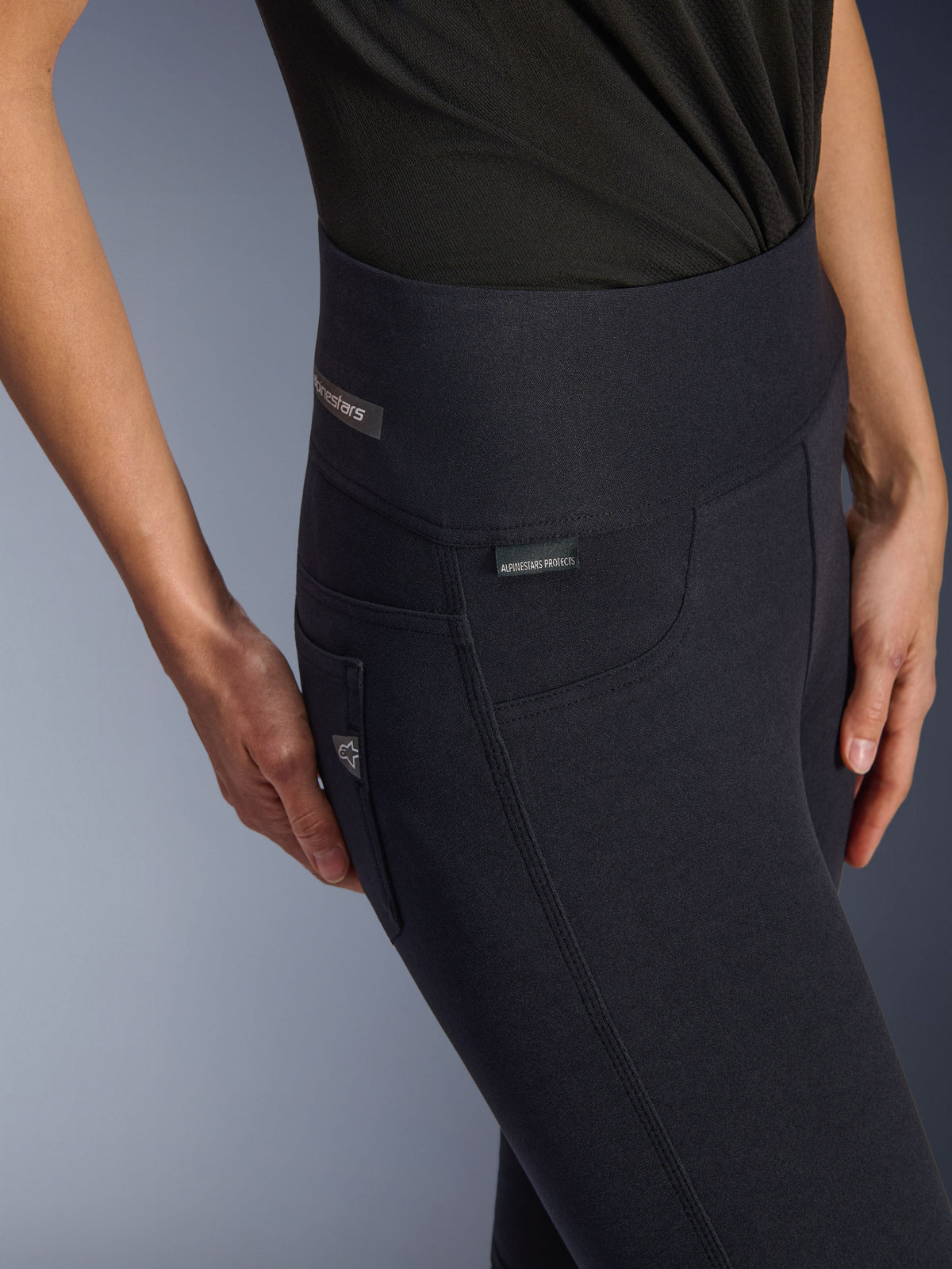 Alpinestars Stella Flex-AST dameslegging, zwarte motorbroek met hoge taille, close-up van de heup met jacquard-label, drievoudig doorgestikte zijnaden en op denim geïnspireerd zakdetail, urban motorkleding voor dames