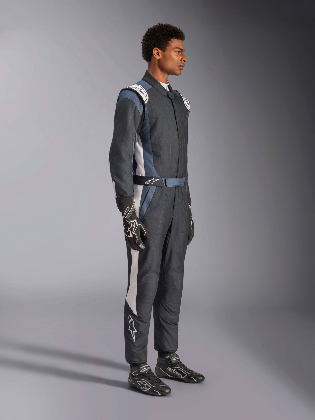 Alpinestars GP Pro Comp V2 FIA-pak, herenautoracepak in zwart, asfalt en wit, zijaanzicht op model.
