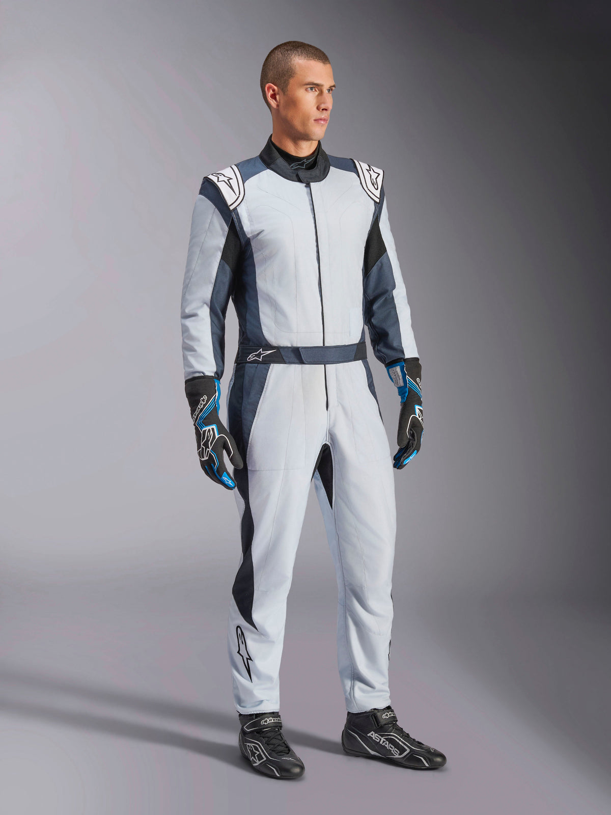 Alpinestars GP Pro Comp V2 FIA pak, heren autoracepak, grijs en zwart, aramide constructie voor professioneel rijden.