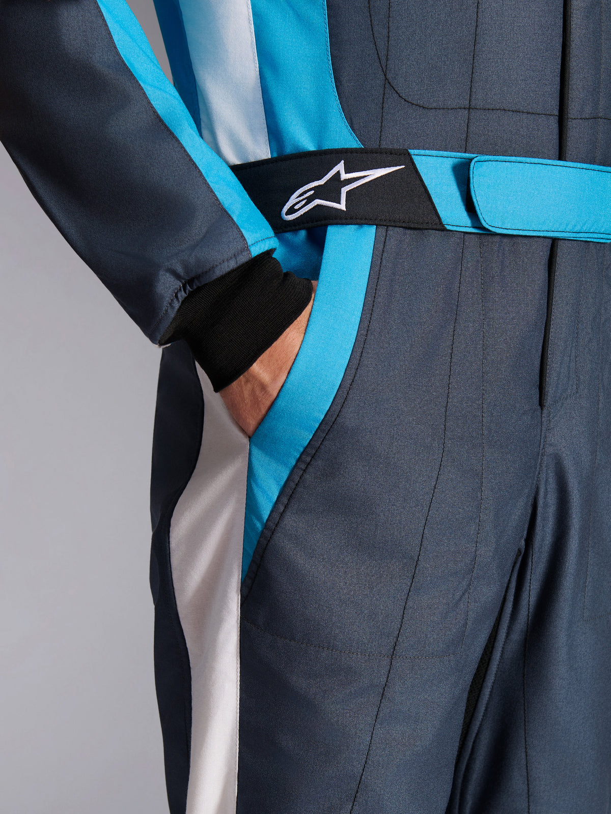 Alpinestars GP Pro Comp V2 FIA pak, autoracepak voor heren, asfalt, blauw en wit, tailleriem met logo en hand in zijzak