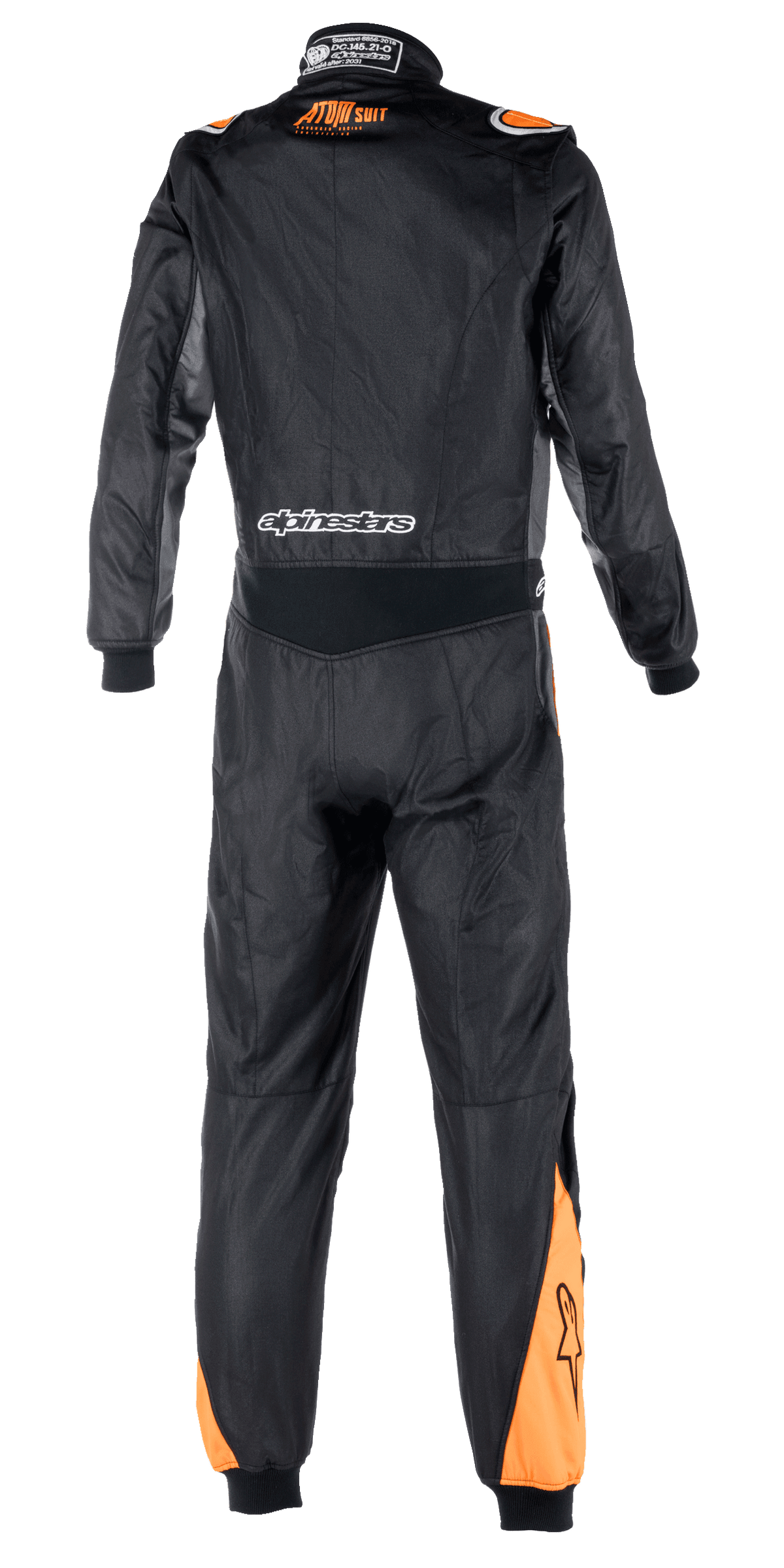 Alpinestars Atom FIA Graphic Suit, achteraanzicht van een eendelig autoracepak, zwart en antraciet met Orange Fluo accenten op de schouders en kuiten, voorzien van FIA-certificeringsdetails op de kraag en Alpinestars-branding op de onderrug.
